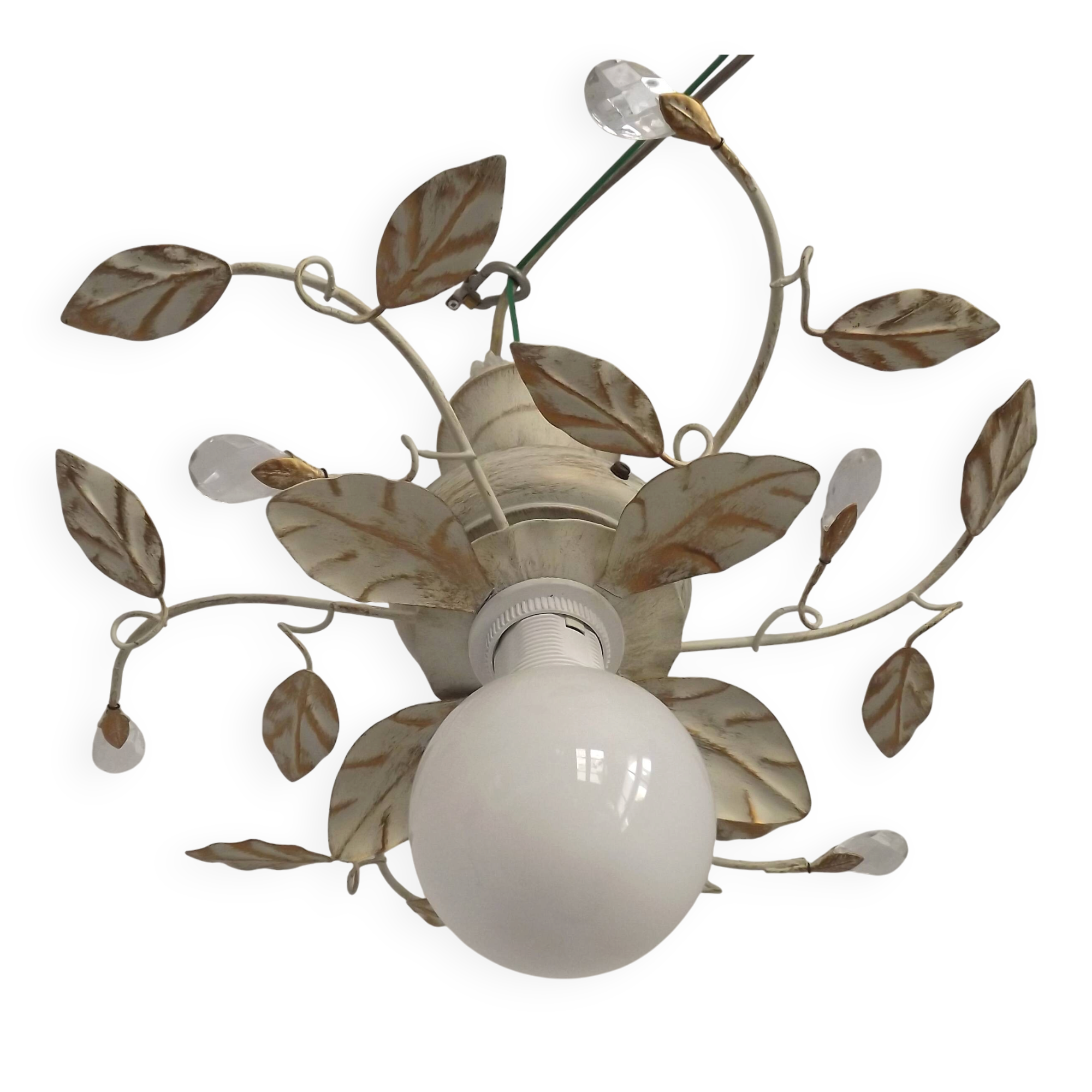 Lustre semi-encastré vintage charmant avec des feuilles et des perles en verre cristal.