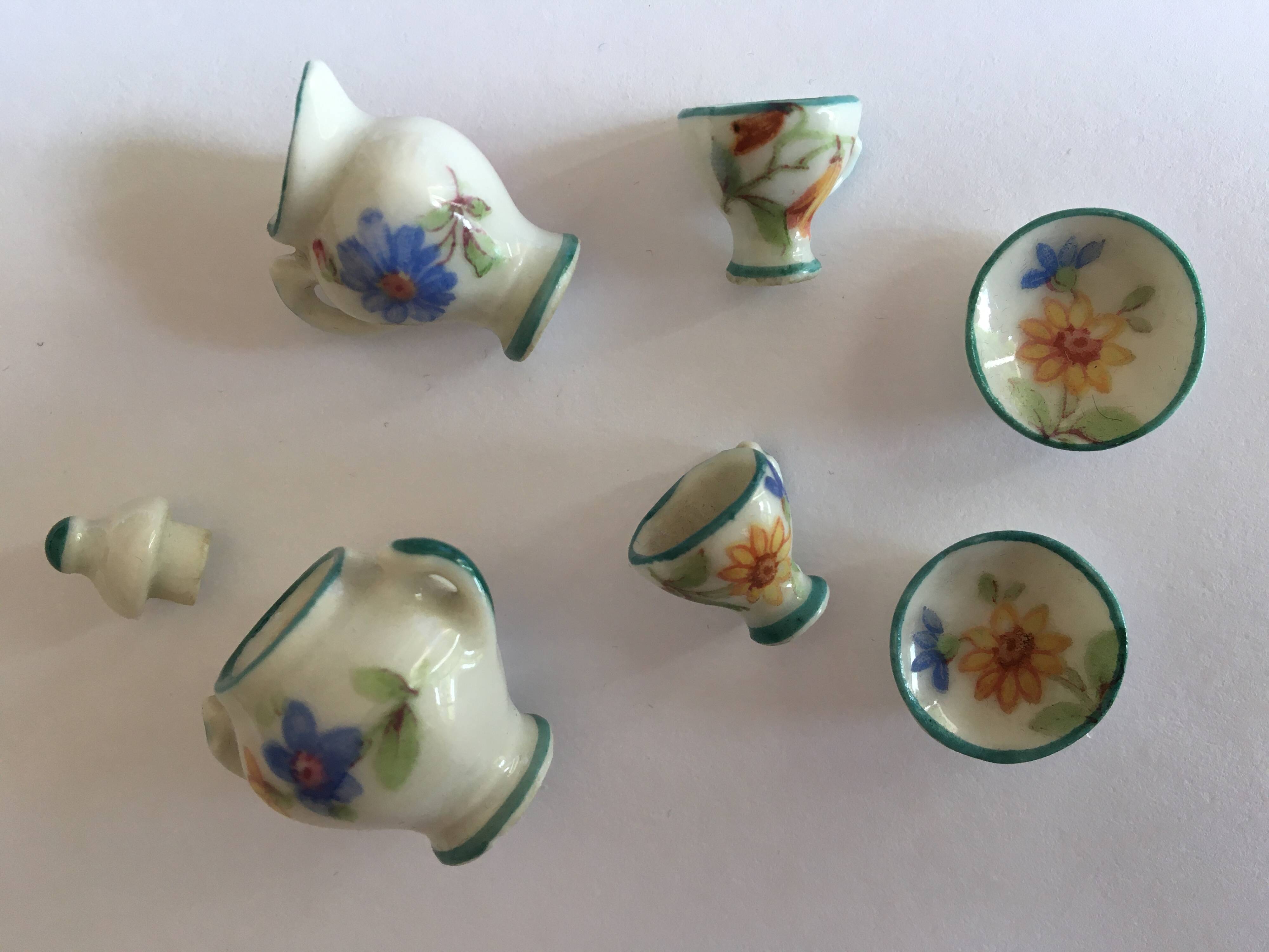 Small antique tea set in porcelain for children.