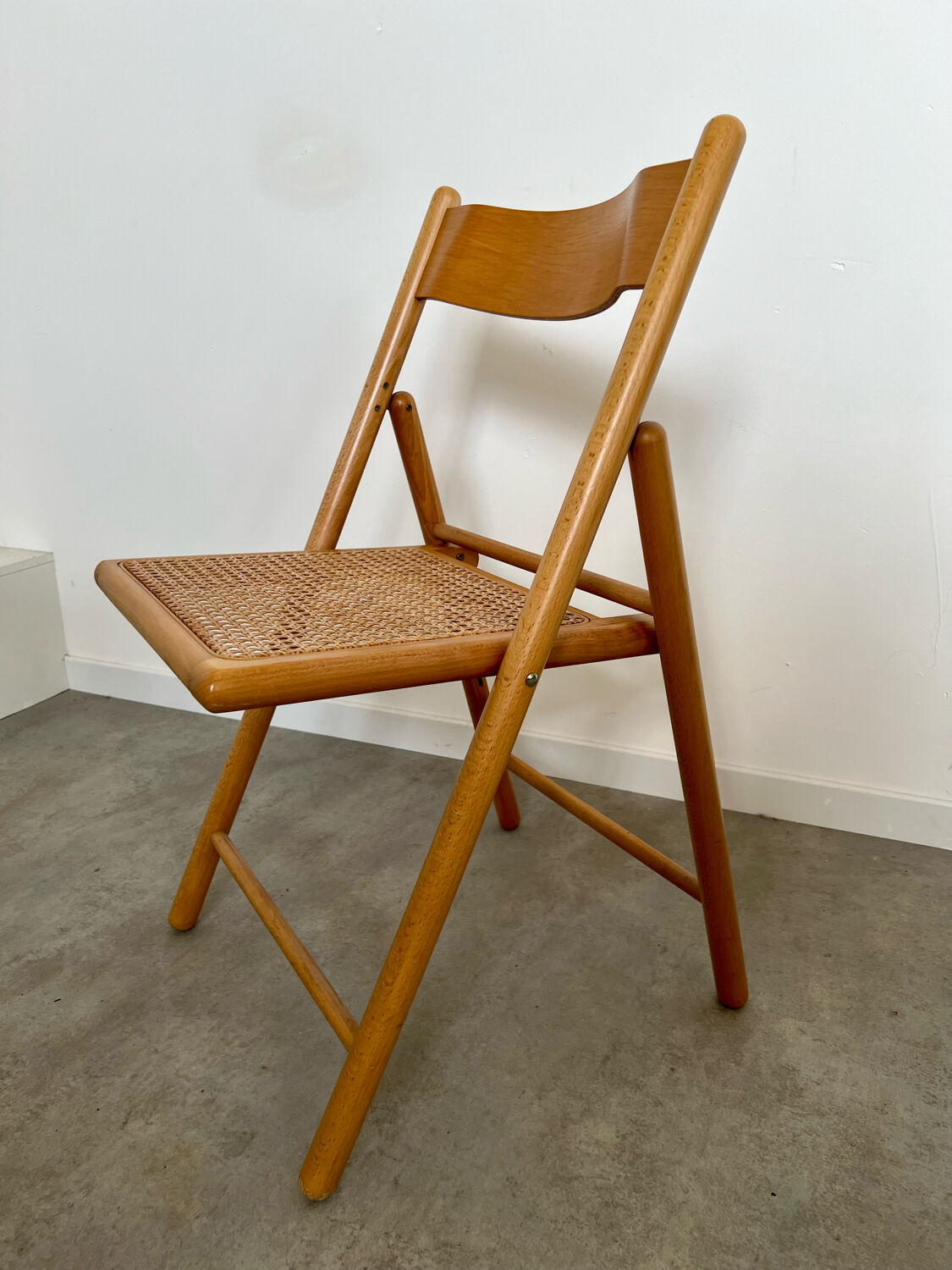 Lot 6 folding wooden chairs and vintage rattan canning year 60