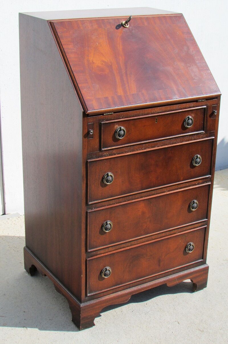 English-style dresser