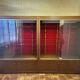 Paire de vitrines vintage en bois et verre