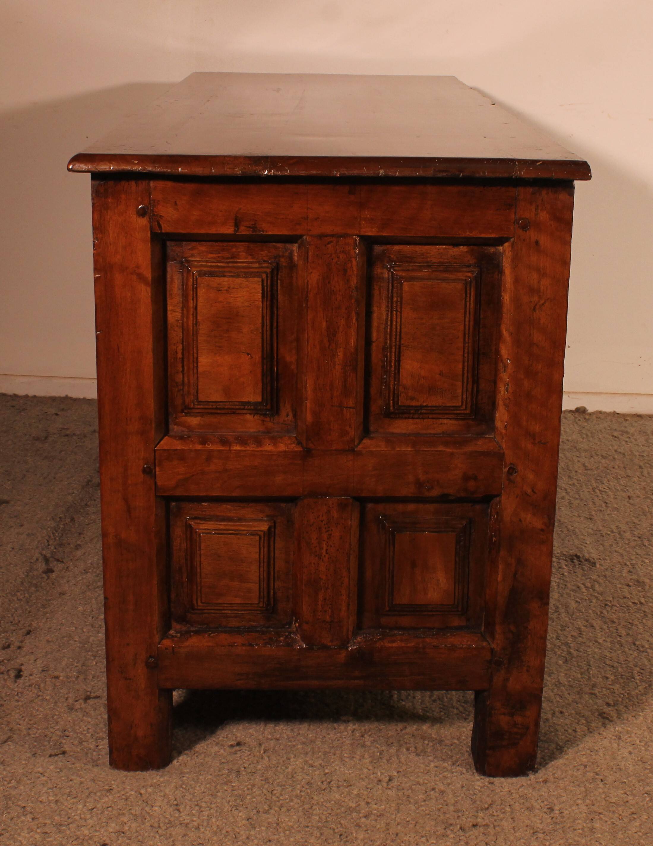 Meuble De Sacristie Renaissance Espagnol En Noyer Circa 1600