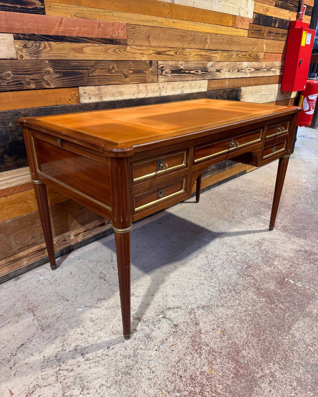 Louis XVI style desk - Walnut & Leather - 1970s
