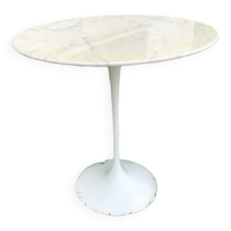 Pedestal table by Eero Saarinen Knoll edition. “Tulip” model