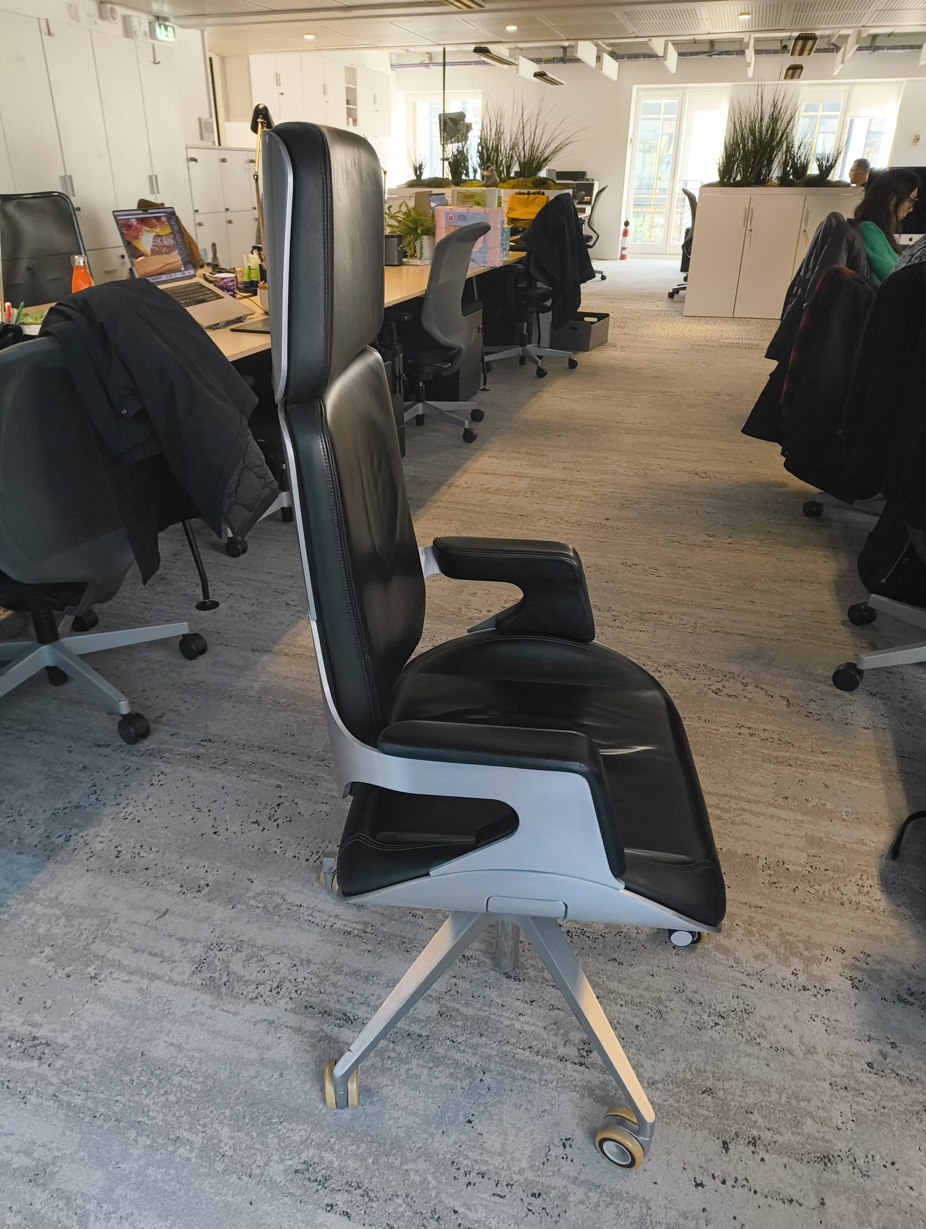 Black leather executive chair - silver interstuhl