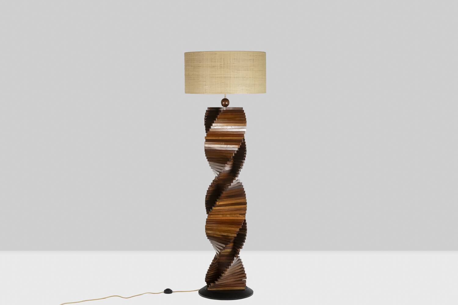 Pied de lampe en bois, sculptural. années 1980
