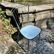 Chaise chromée en Formica bleue