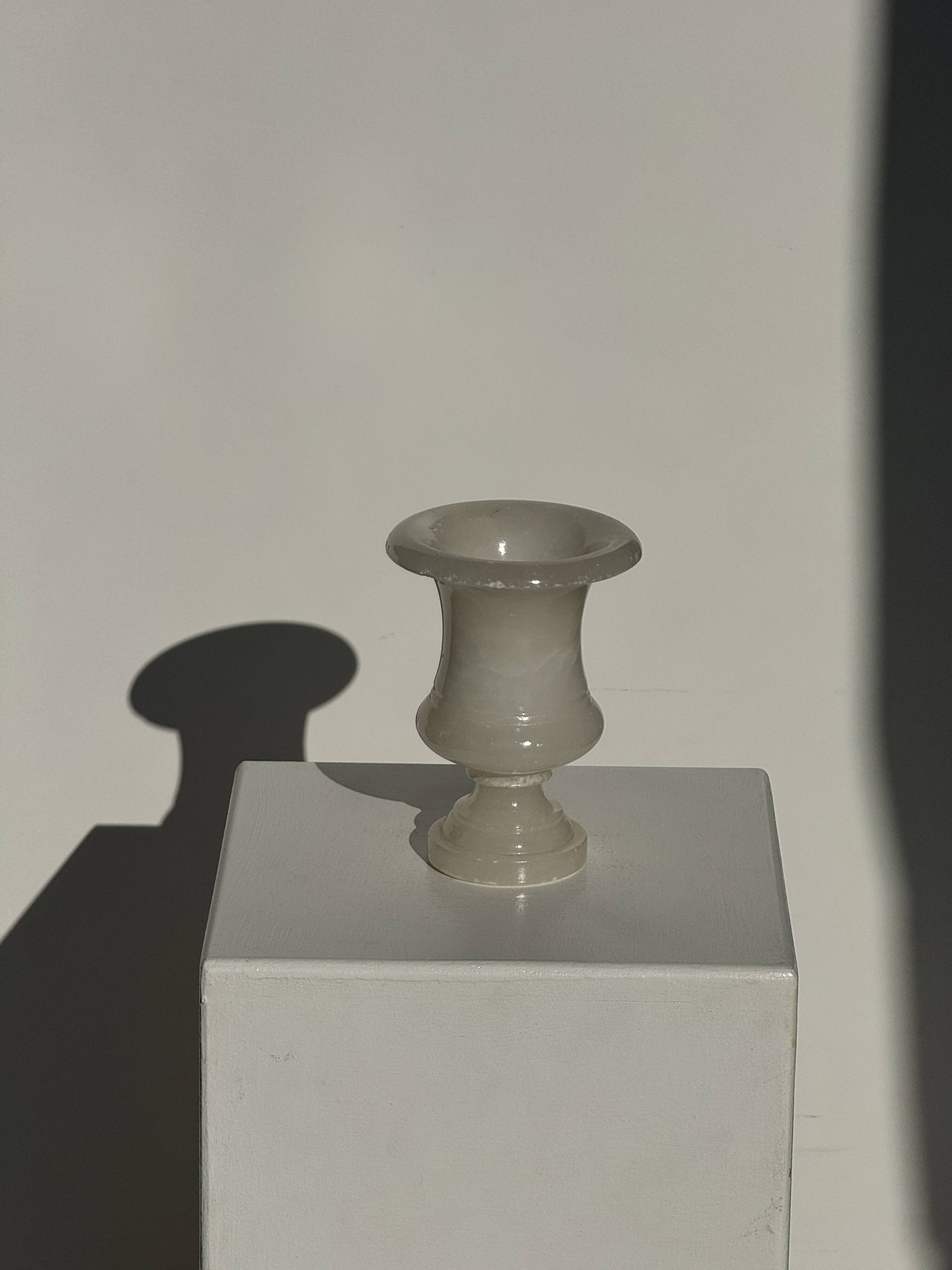 Small Médicis vase in alabaster H15.5 D11