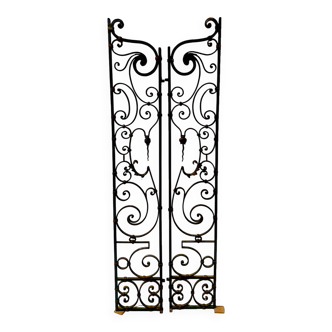 Suite de deux vantaux en fer forgé martelé XX siècle