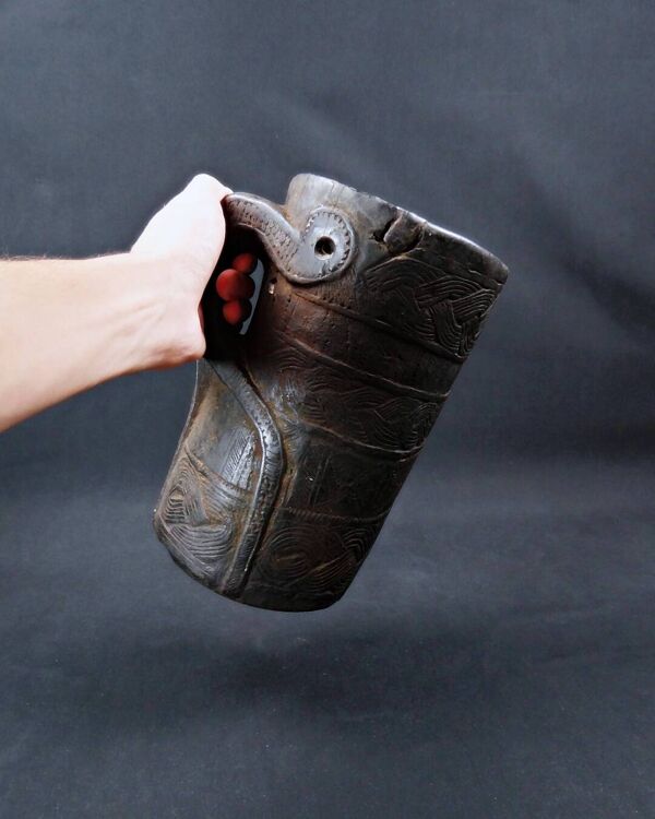 Pot à lait du Népal en bois à patine brune artisanat populaire Sherpa XXème