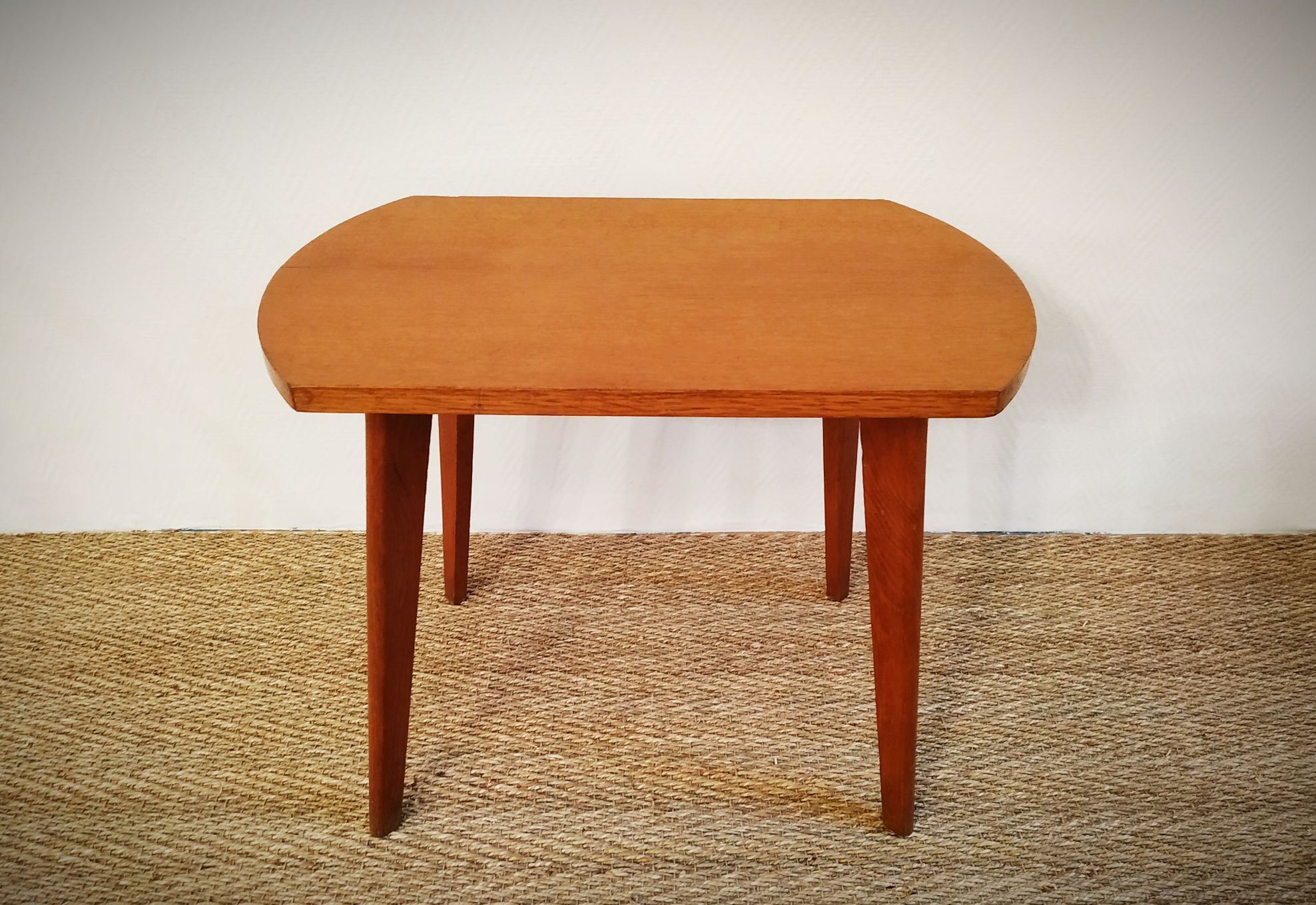 Coffee table spindle legs