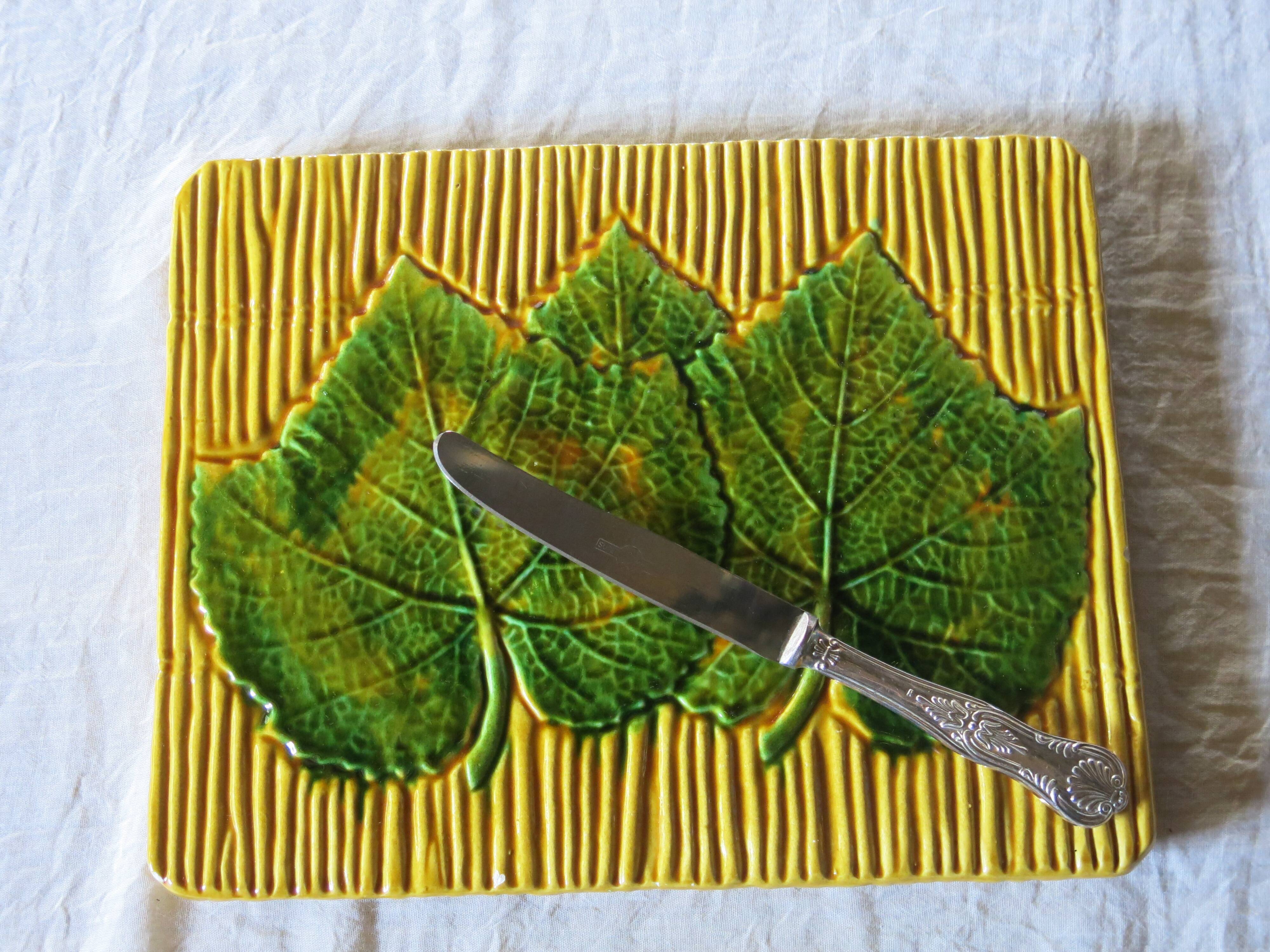 Very pretty cheese platter or trivet from Vallauris in very good condition