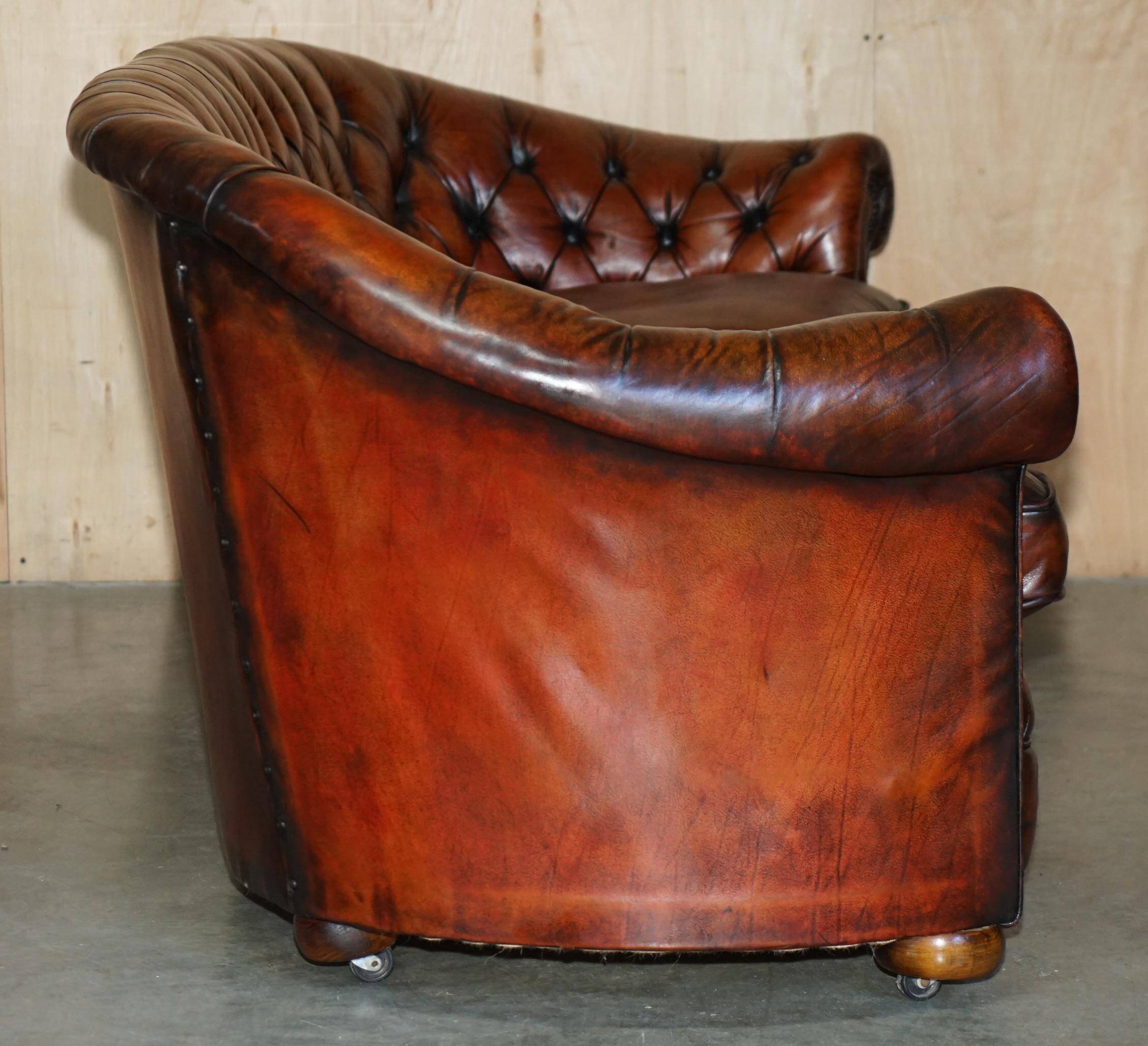 Curved Chesterfield canapé in hand-dyed vintage leather, fully restored.