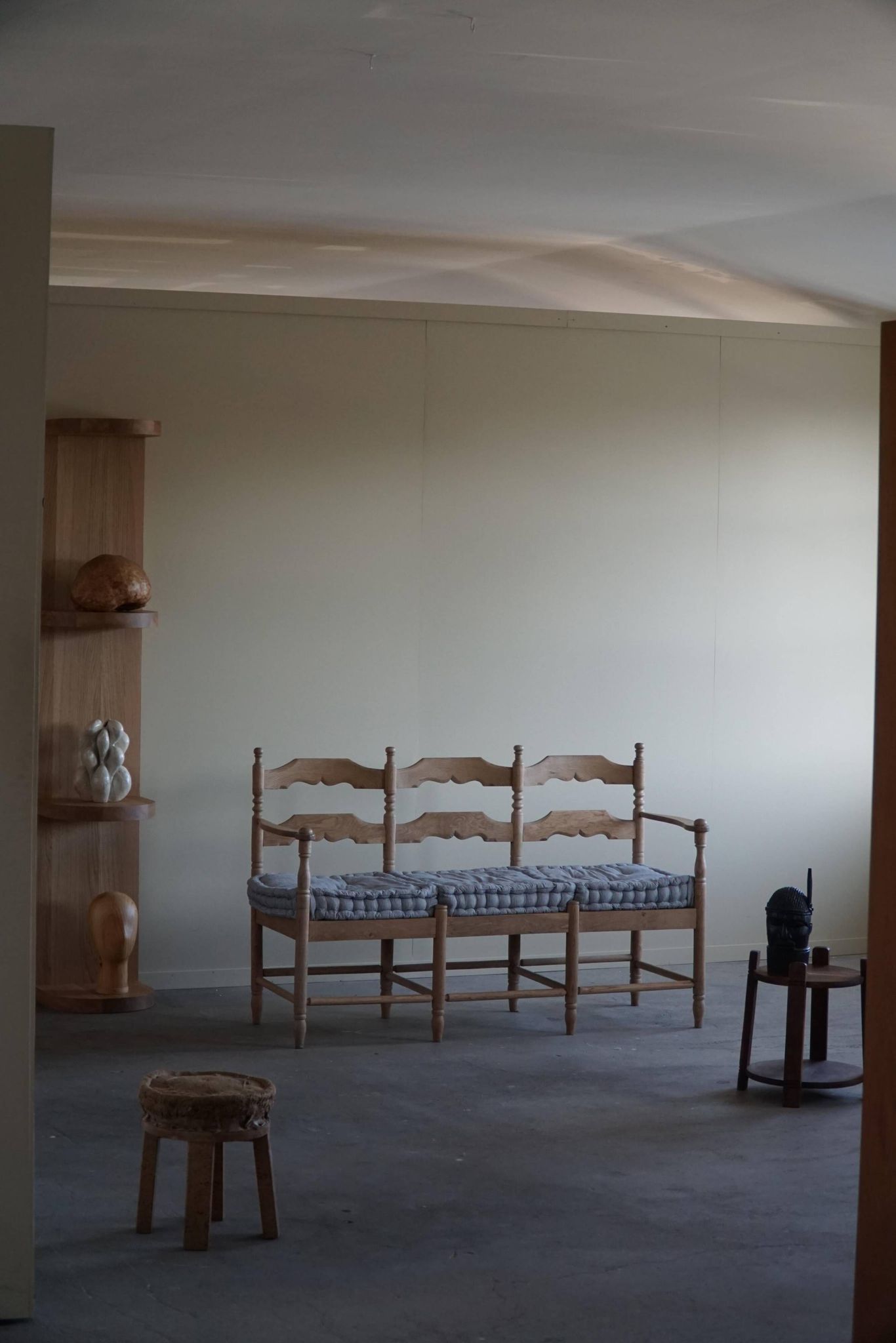 Sofa / Sculptural Danish modern three-seater Scandinavian bench, made by Hans Dau, 1950s.