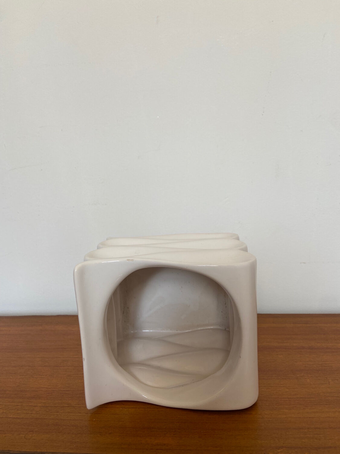 Design pot cover in white ceramic