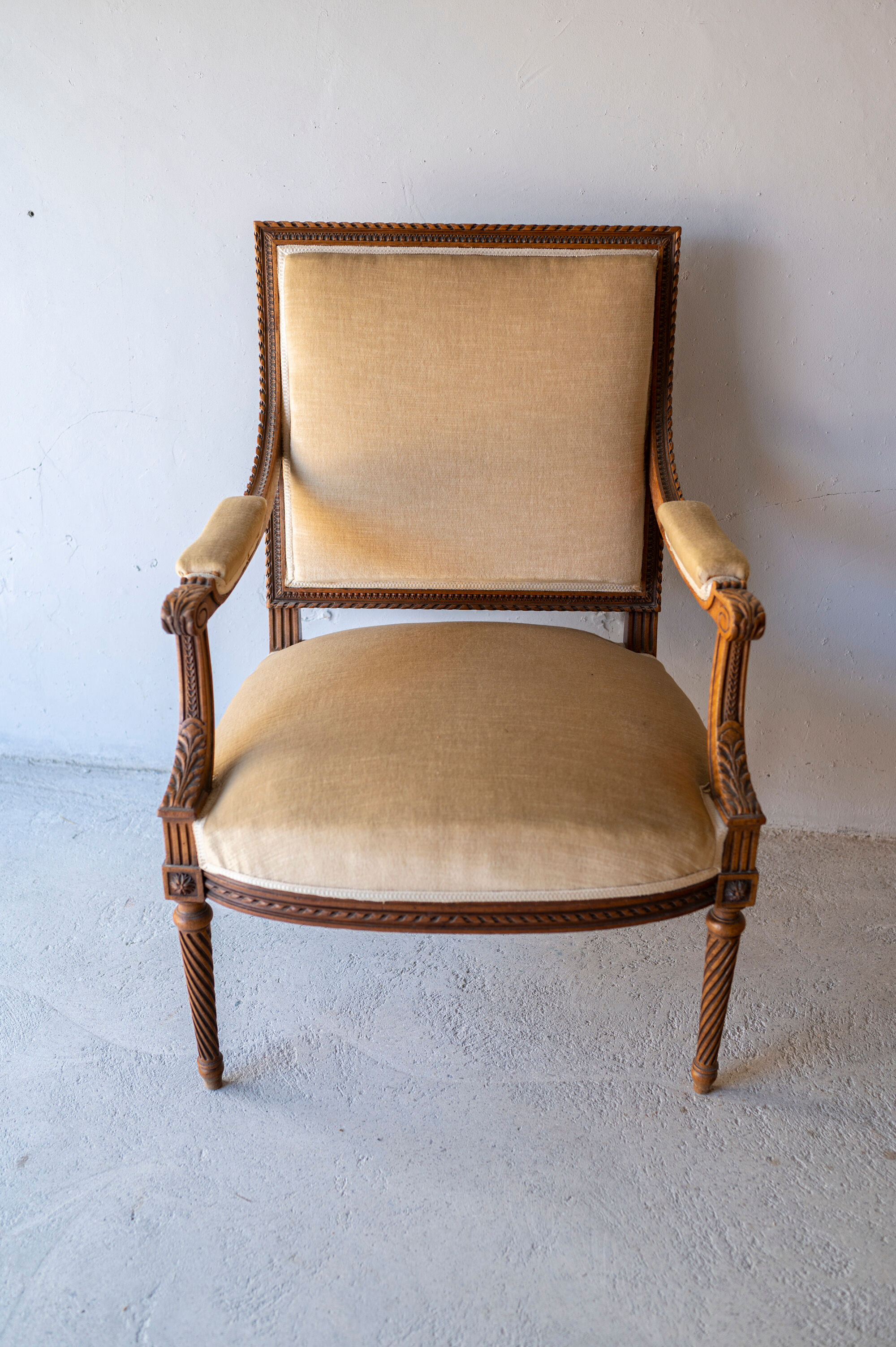 Antique armchair in solid wood