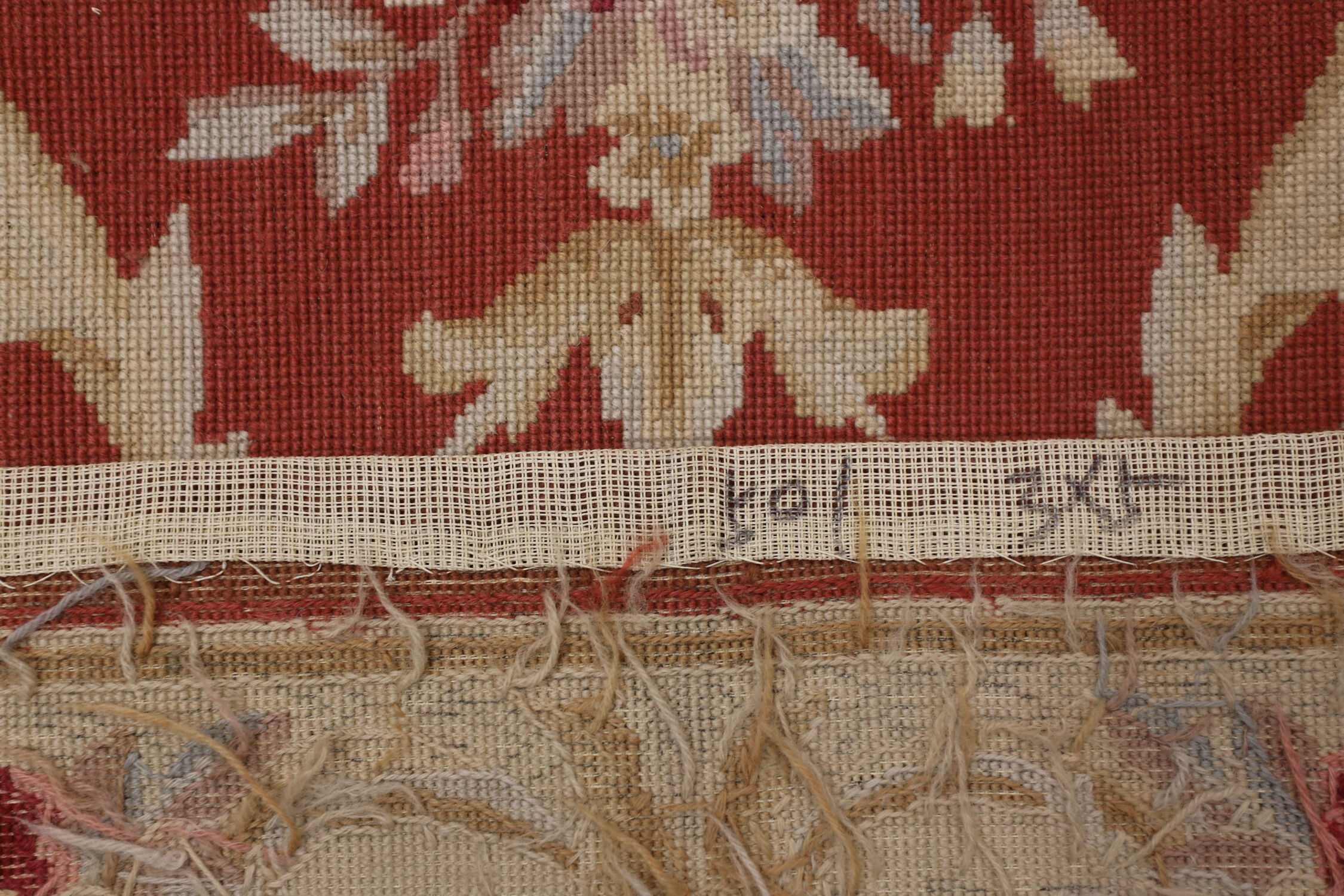 Traditional Red Wool Needlepoint Rug Handwoven Area Rug 91x152cm