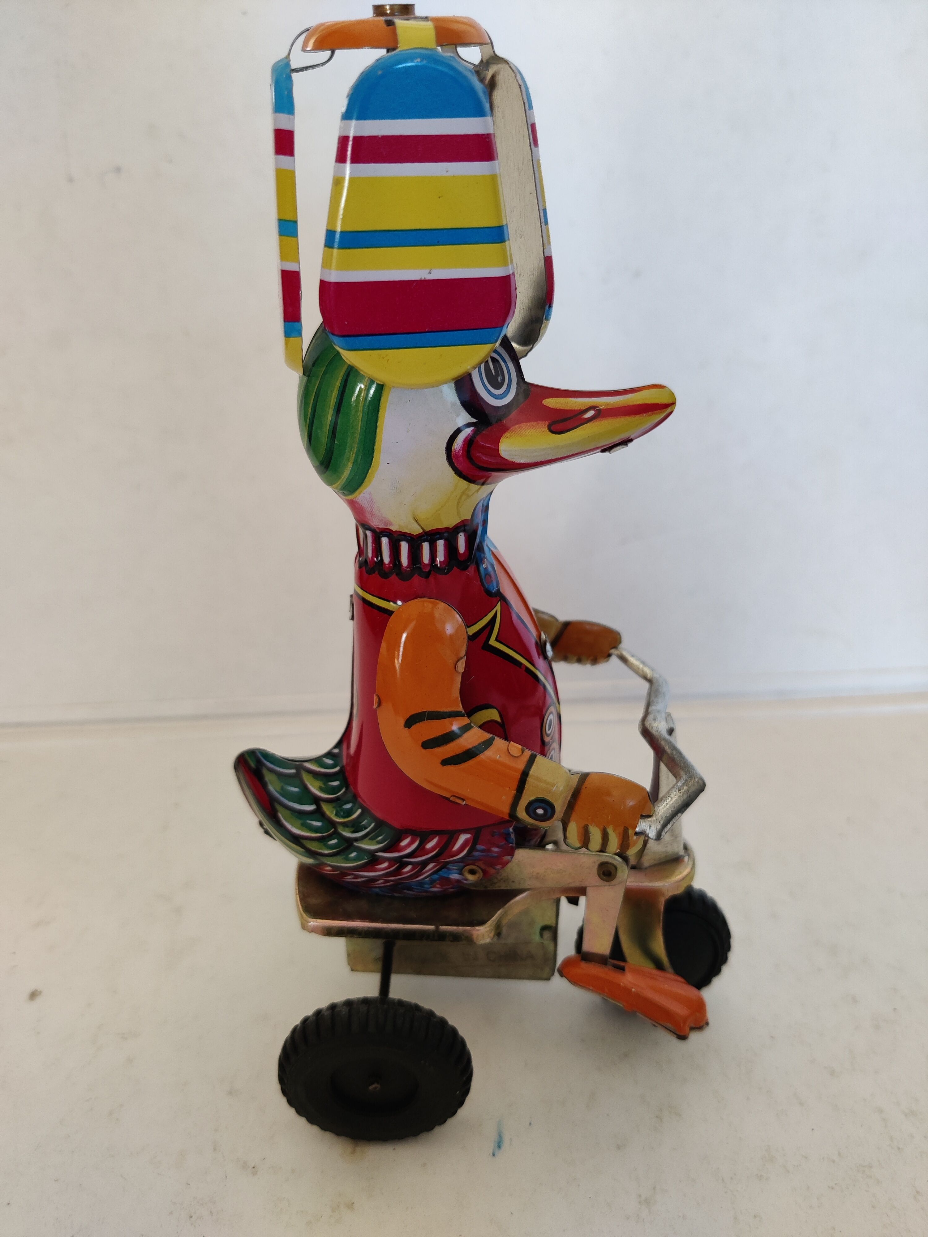 Duck mechanical toy with tinplate metal key