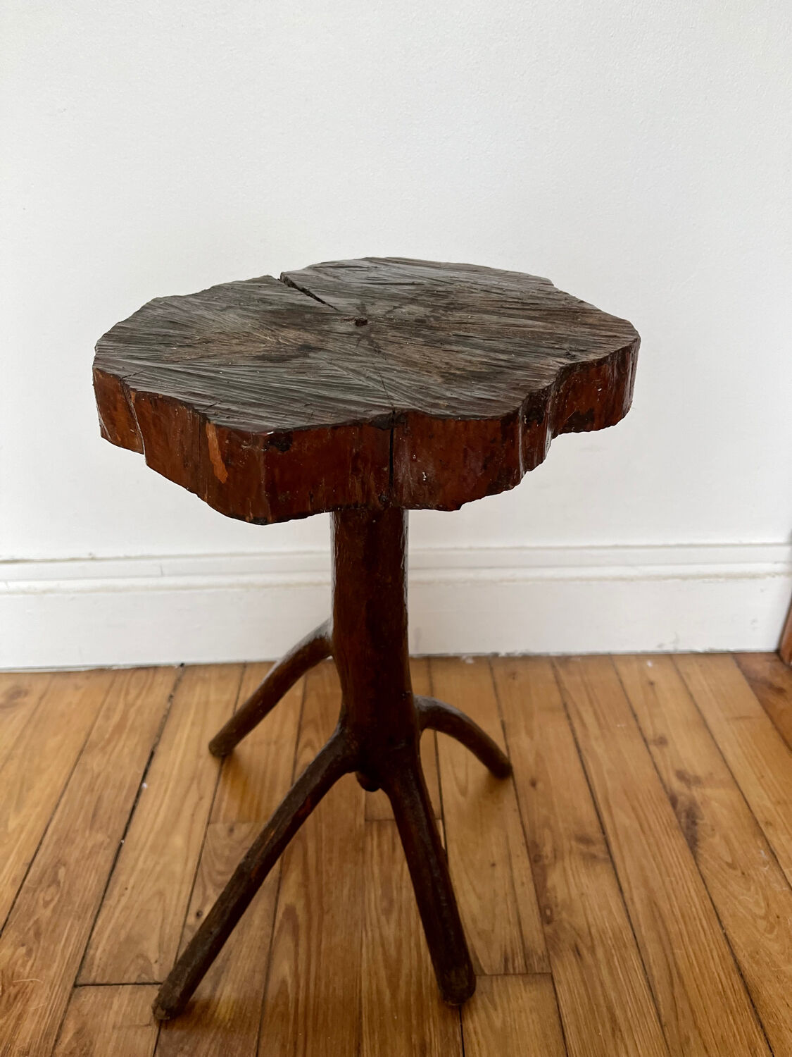 Tabouret tripode brutaliste