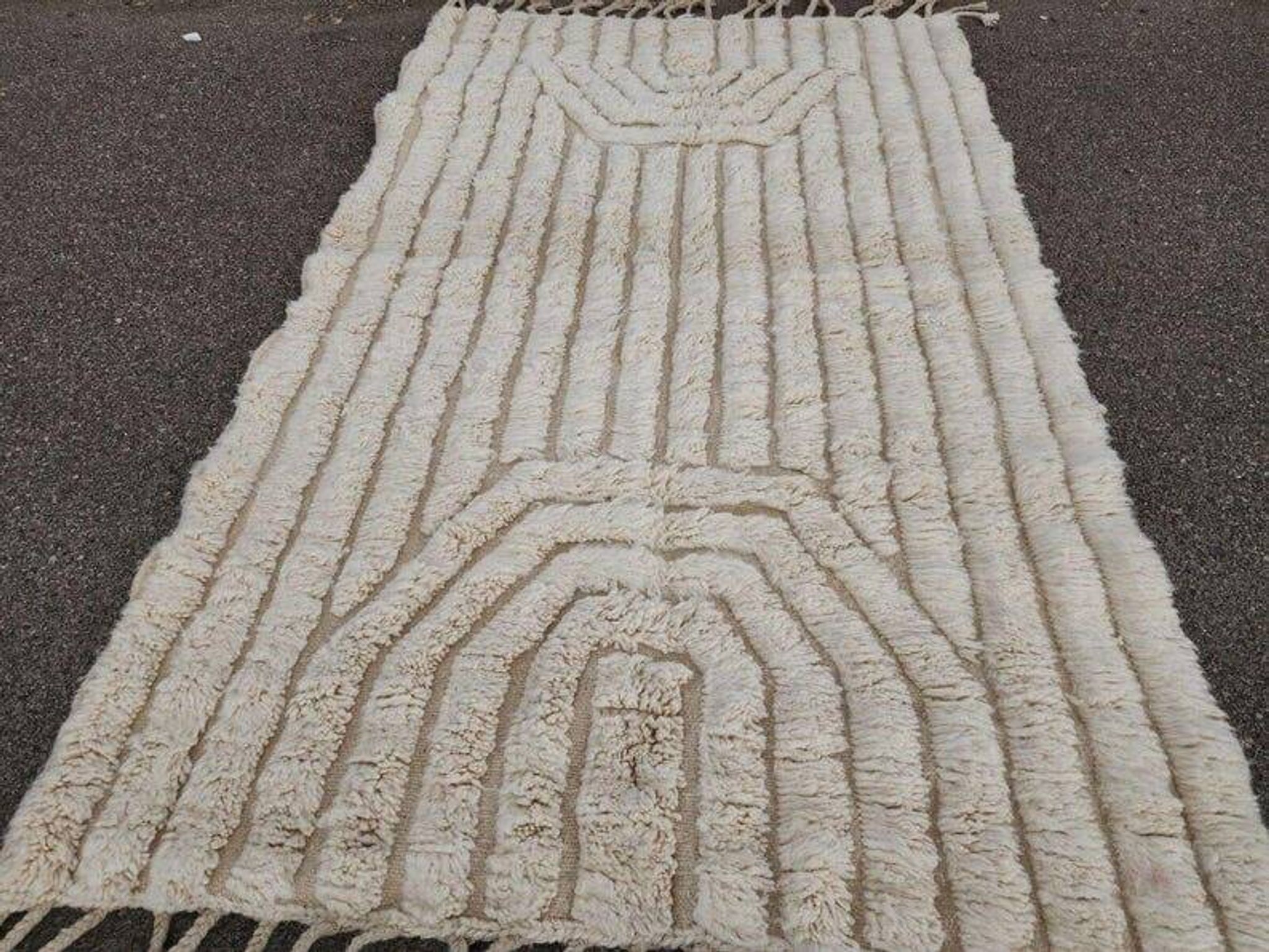 Handmade pure wool rug, size 150 x 250 cm.