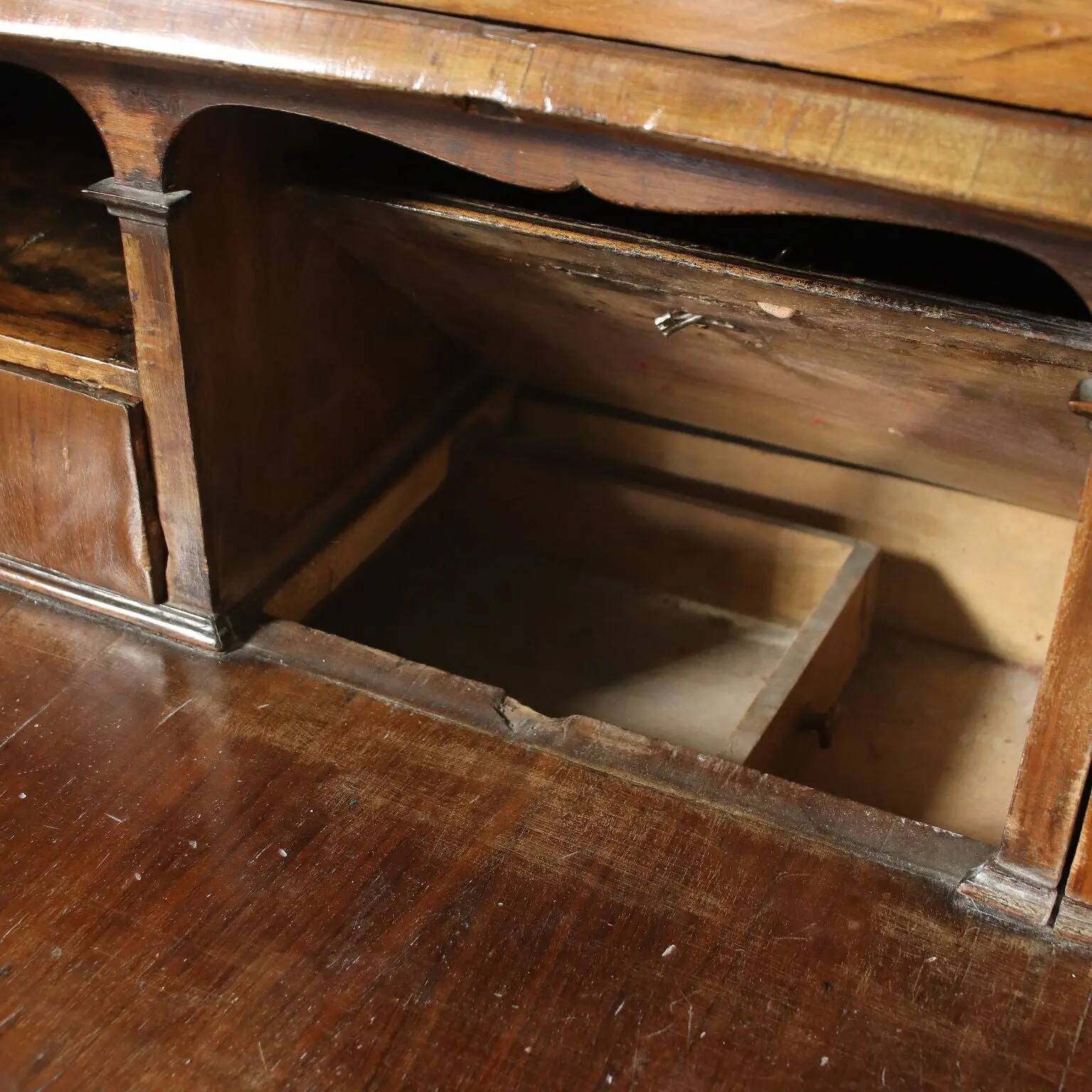Trumeau barocchetto avec miroir en placage de ronce de noyer, Italie, XVIIIe siècle
