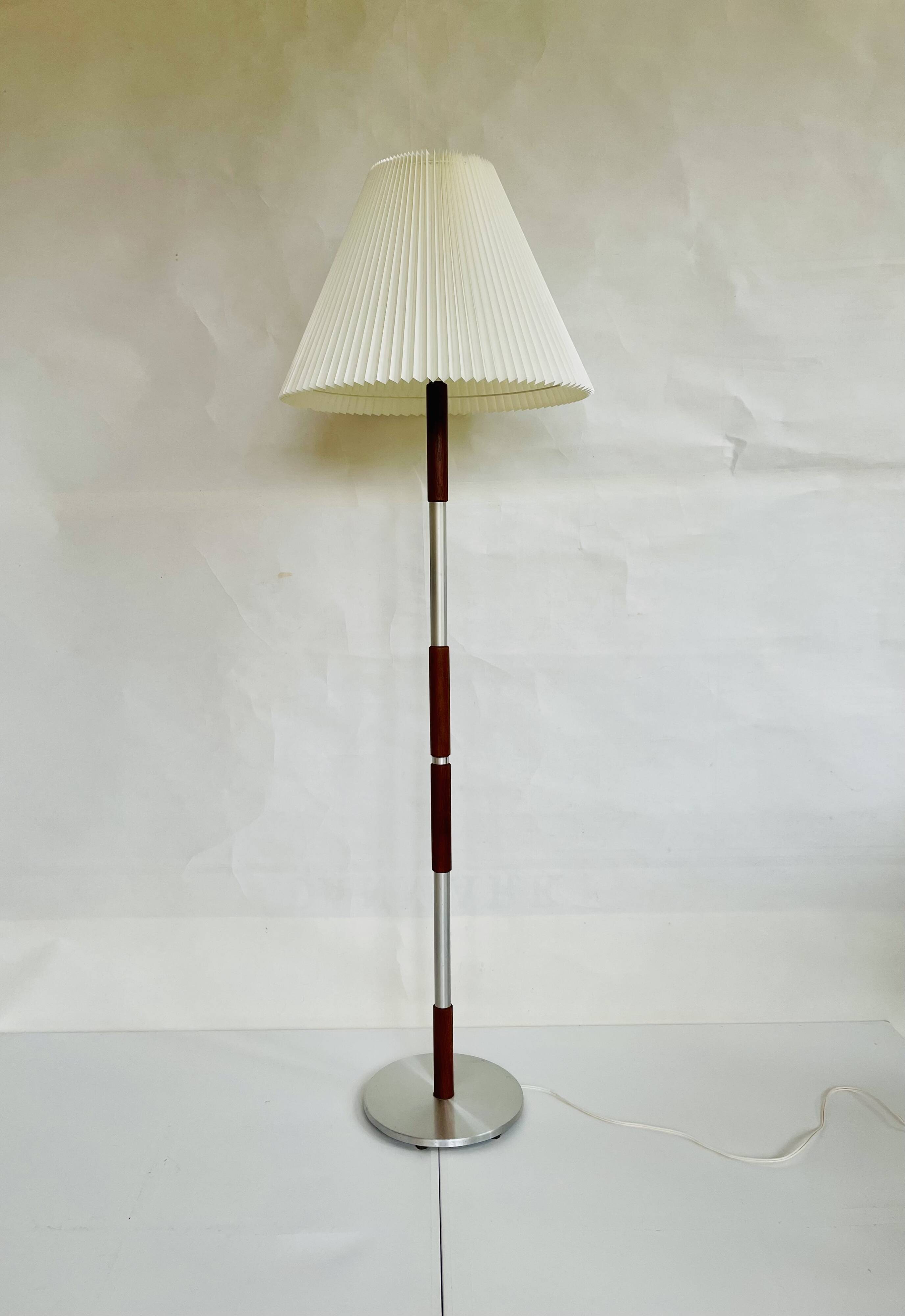 Mid-century floor lamp in teak and aluminum design w/ shade - Denmark 1960s