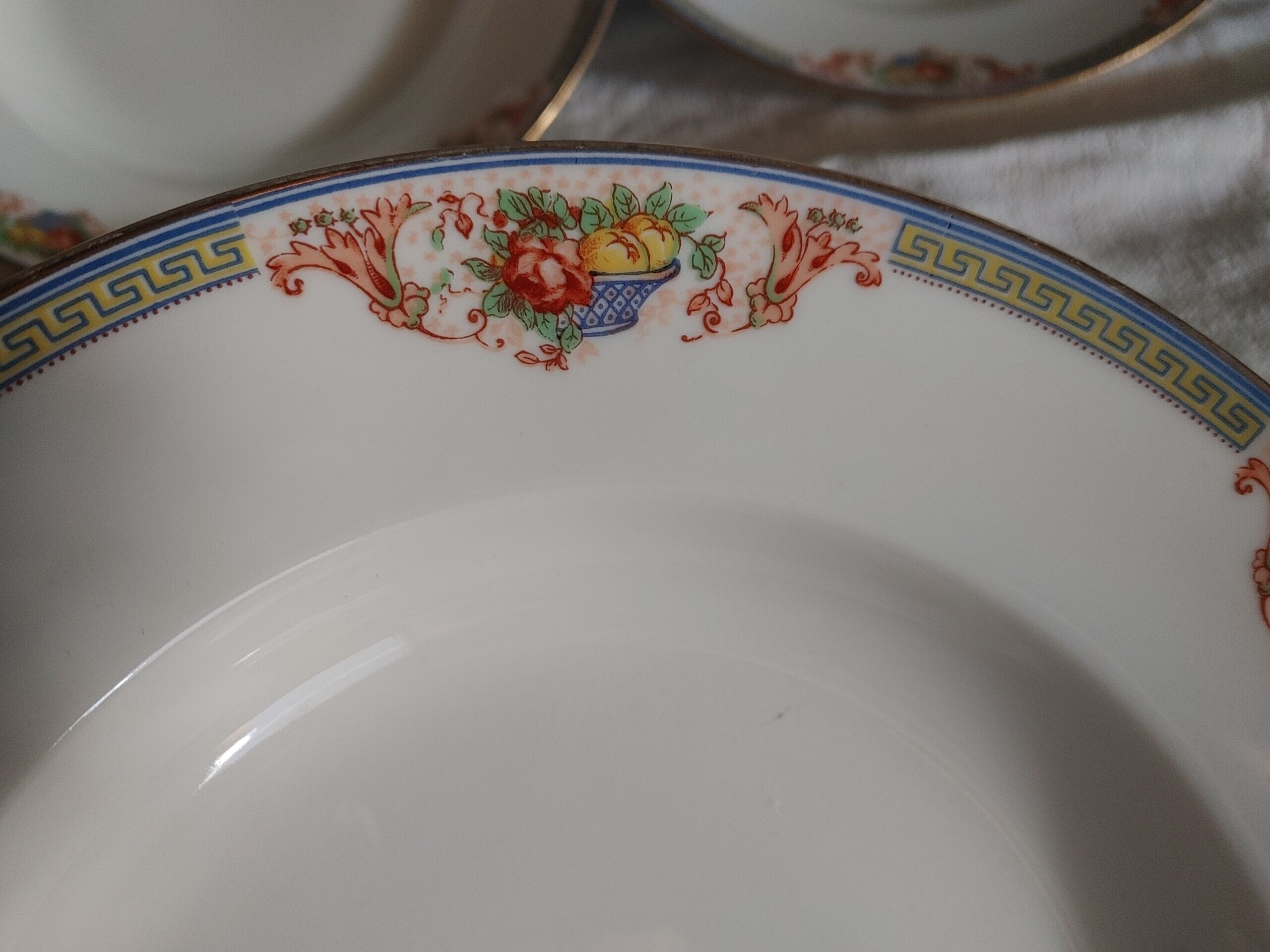 6 Assiettes creuses en porcelaine de Limoges  frise  Panier  fleuris et fruits - debut 20 ème