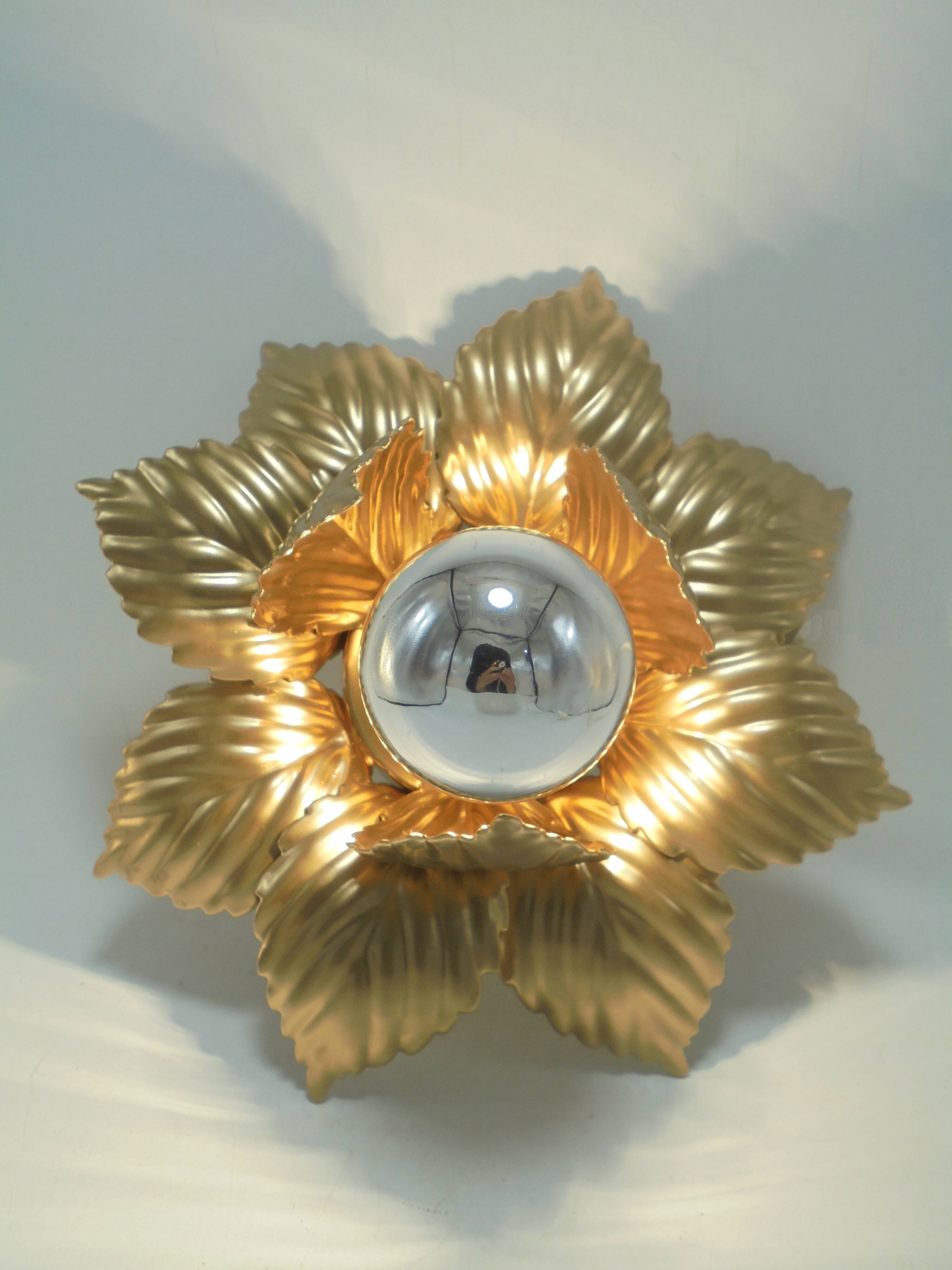 Golden flower wall lamp