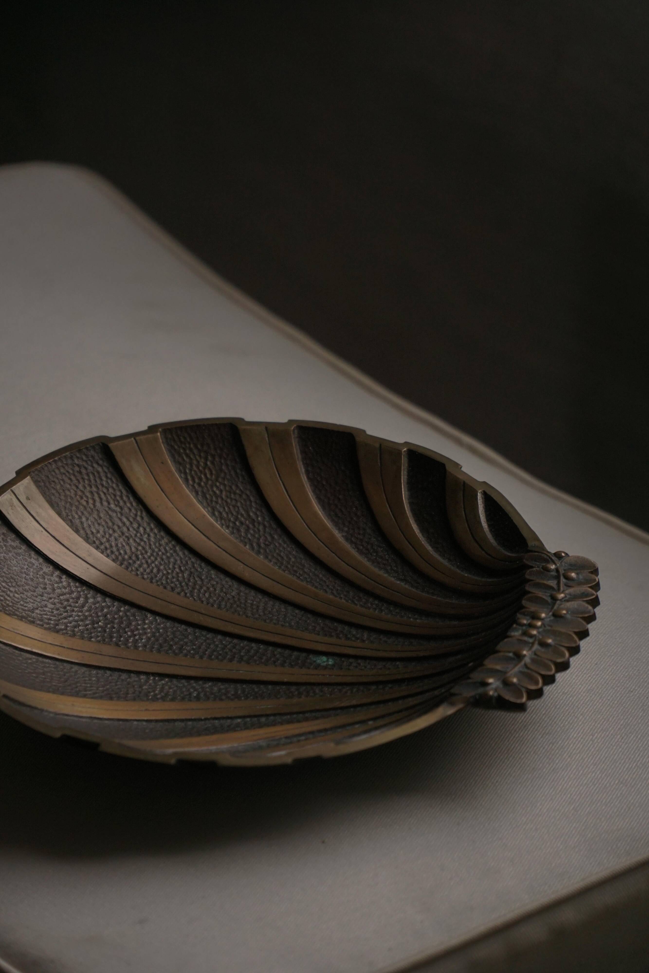 Danish Art Deco decorative shell bowl in bronze, 1930s–1940s.
