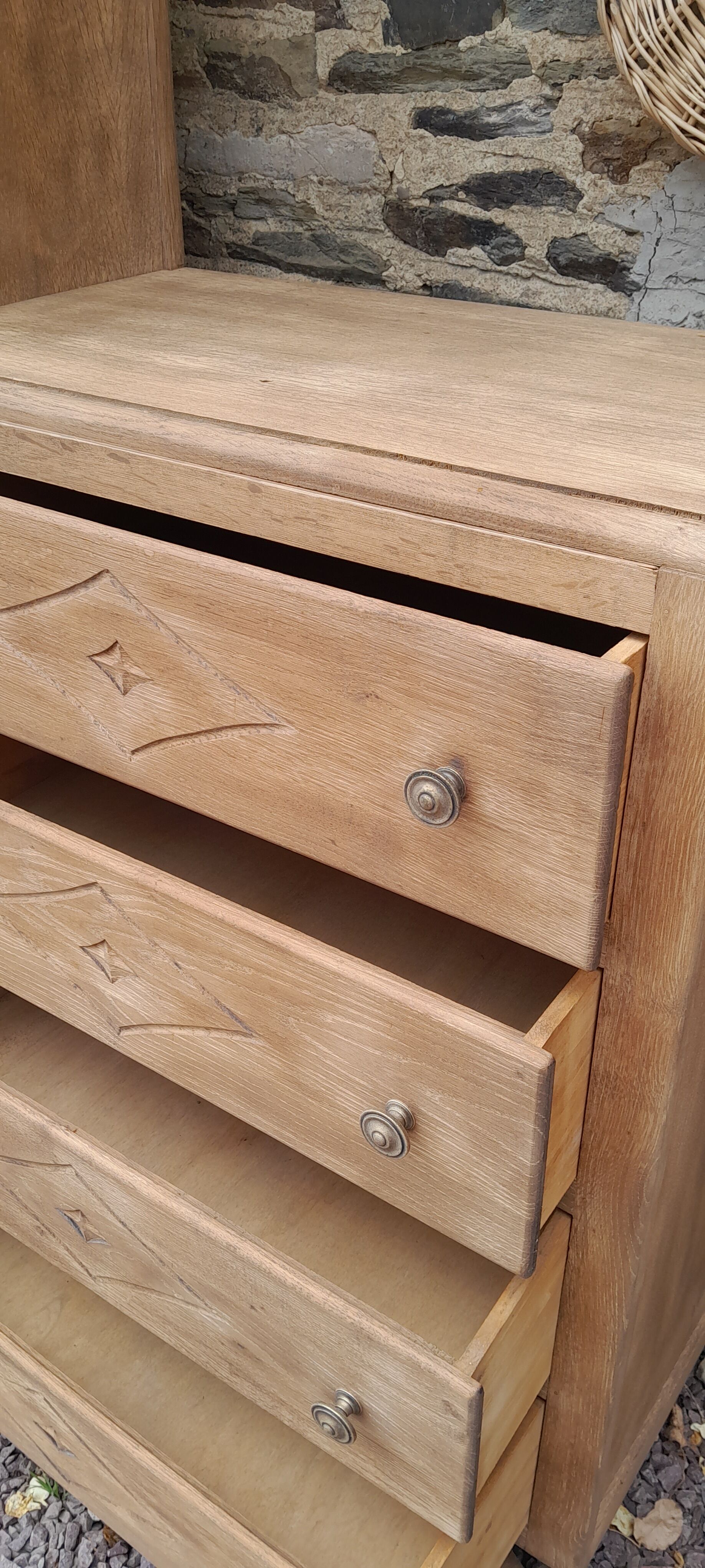 Asymmetrical cabinet