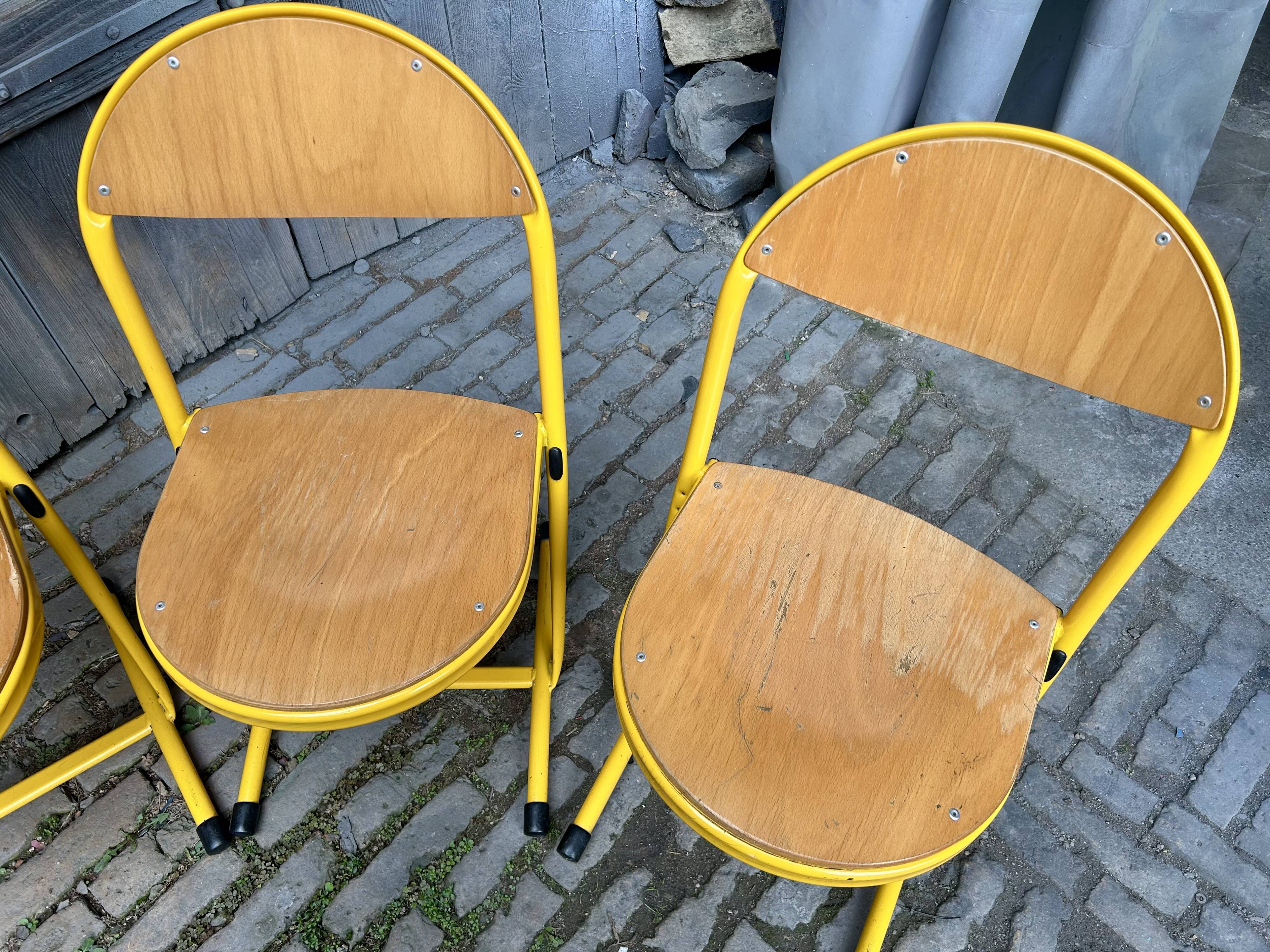 Lot de 5 chaises d’écolier vintage – Jaune & Bois