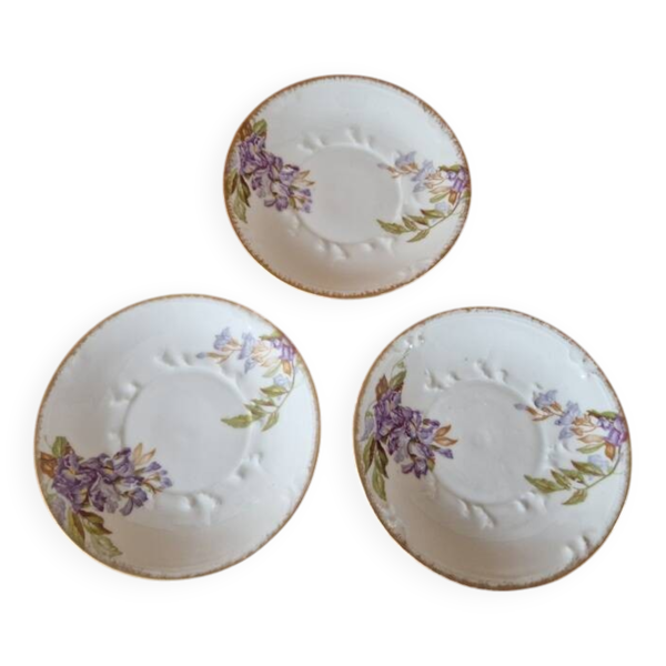 3 sous-tasses en porcelaine de Limoges à décor de fleurs violettes