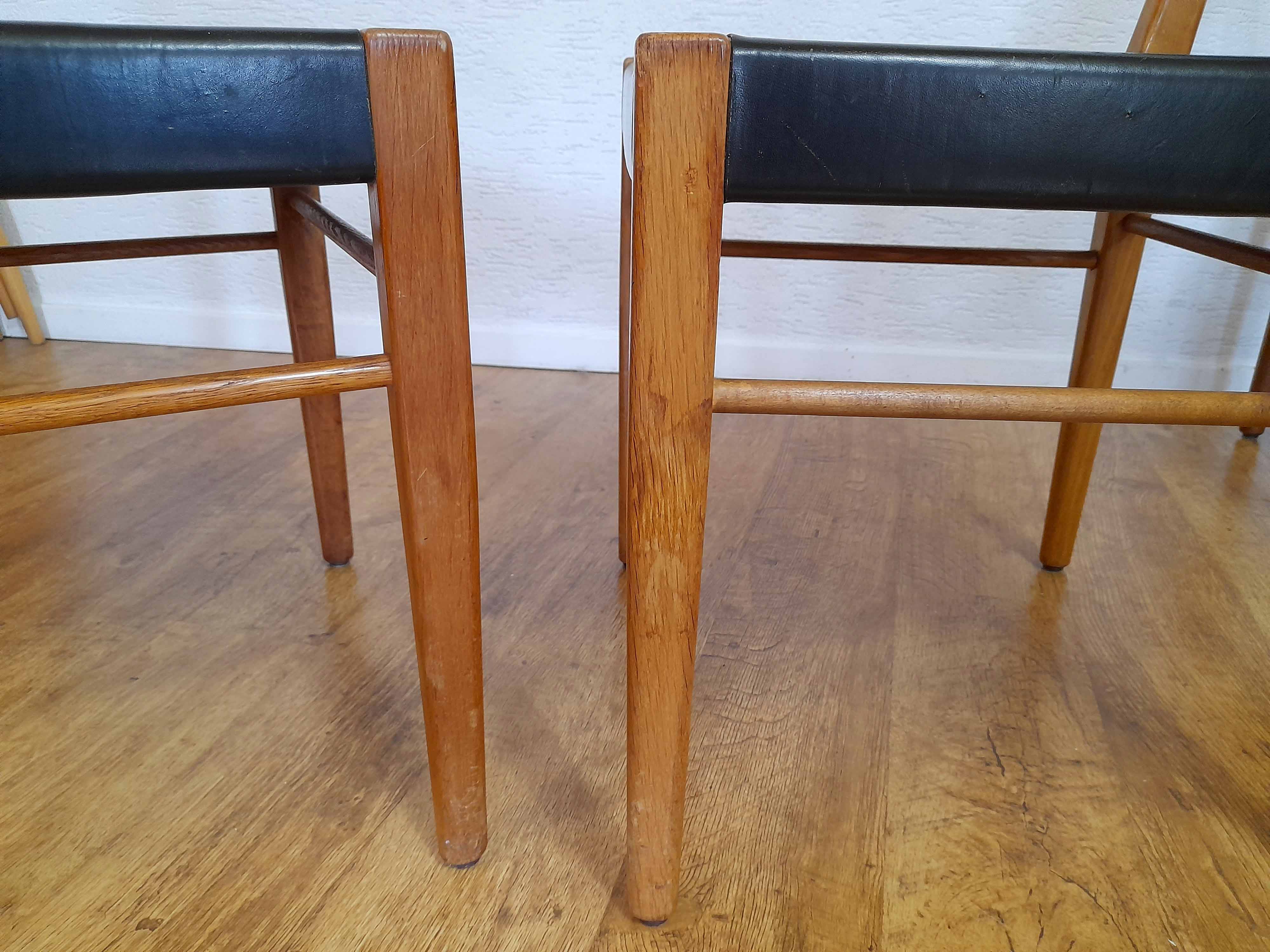 Set of 4 oak and leather chairs
