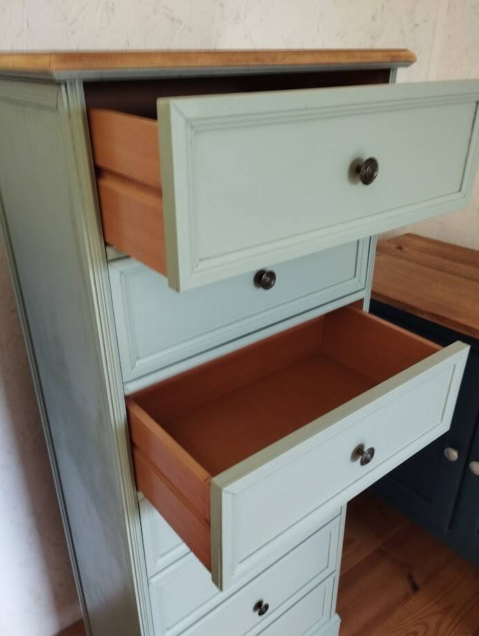 Chest of drawers