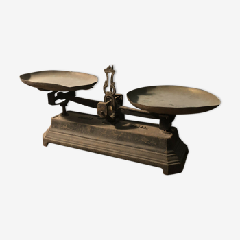 Roberval type balance in cast iron and brass trays