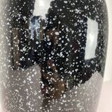 Vase moucheté noir et blanc