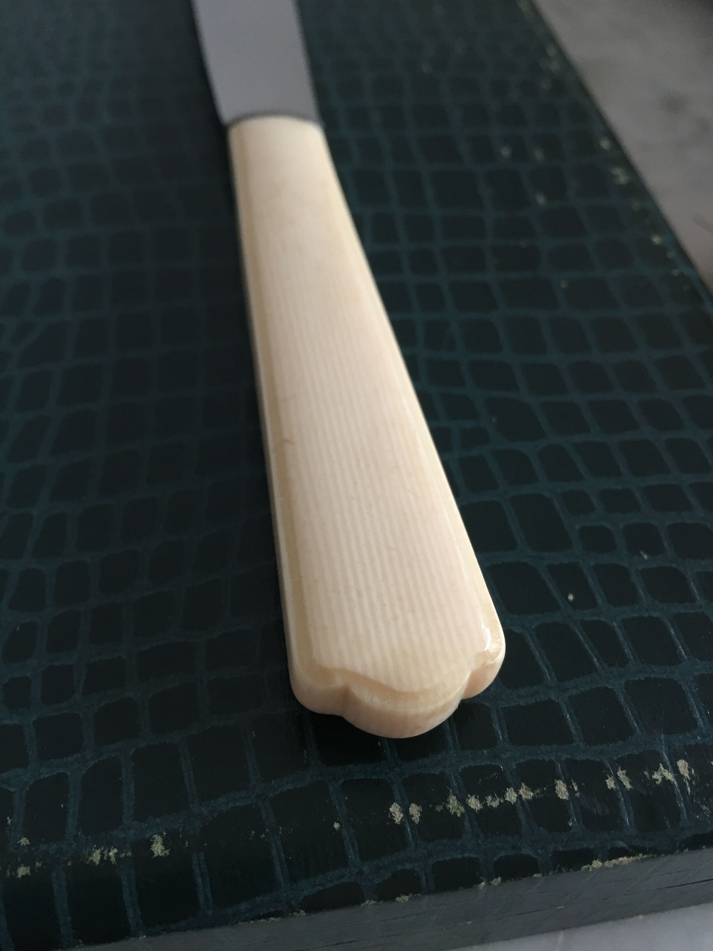 12 knives in white Bakelite, 1960