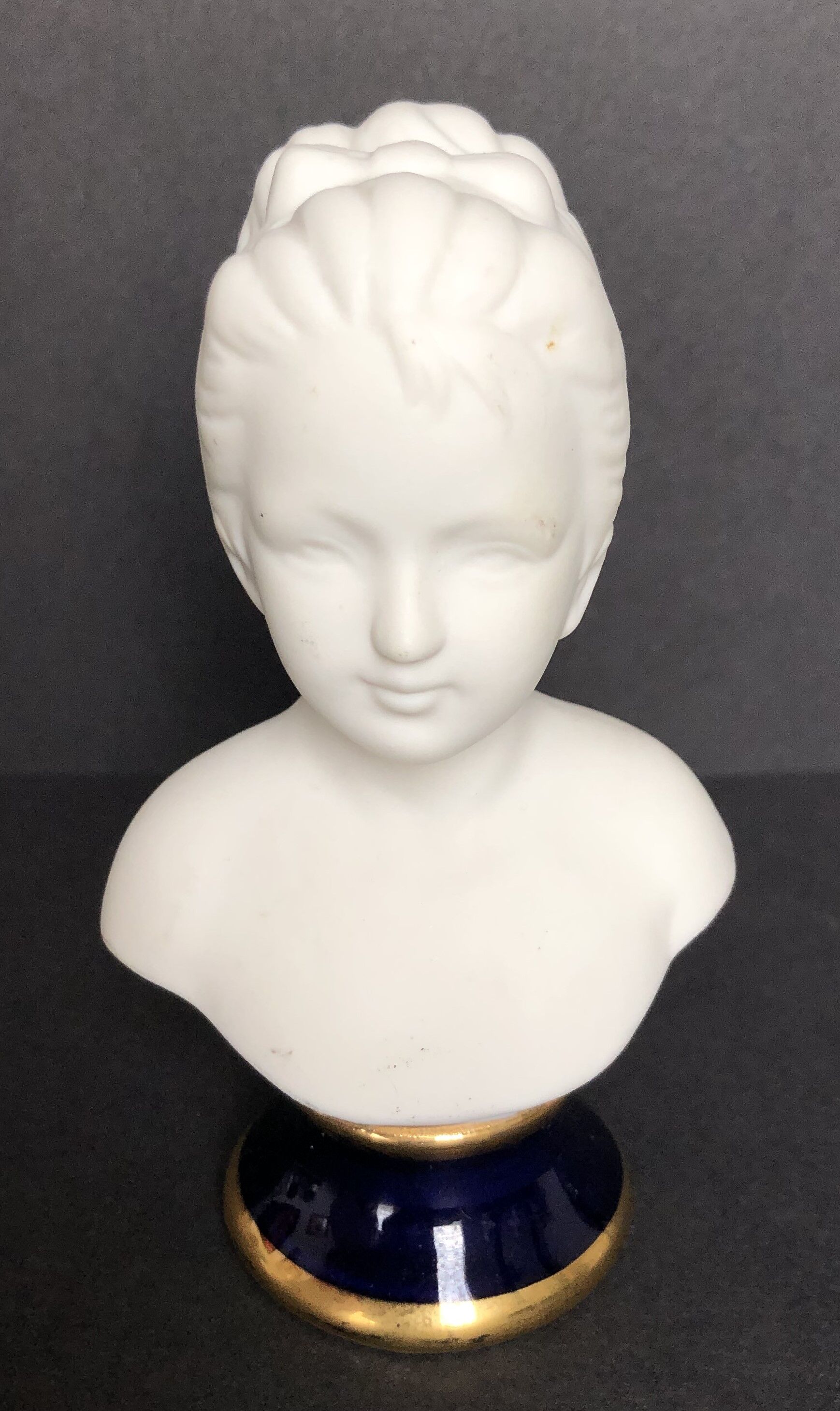 Buste de jeune femme en biscuit