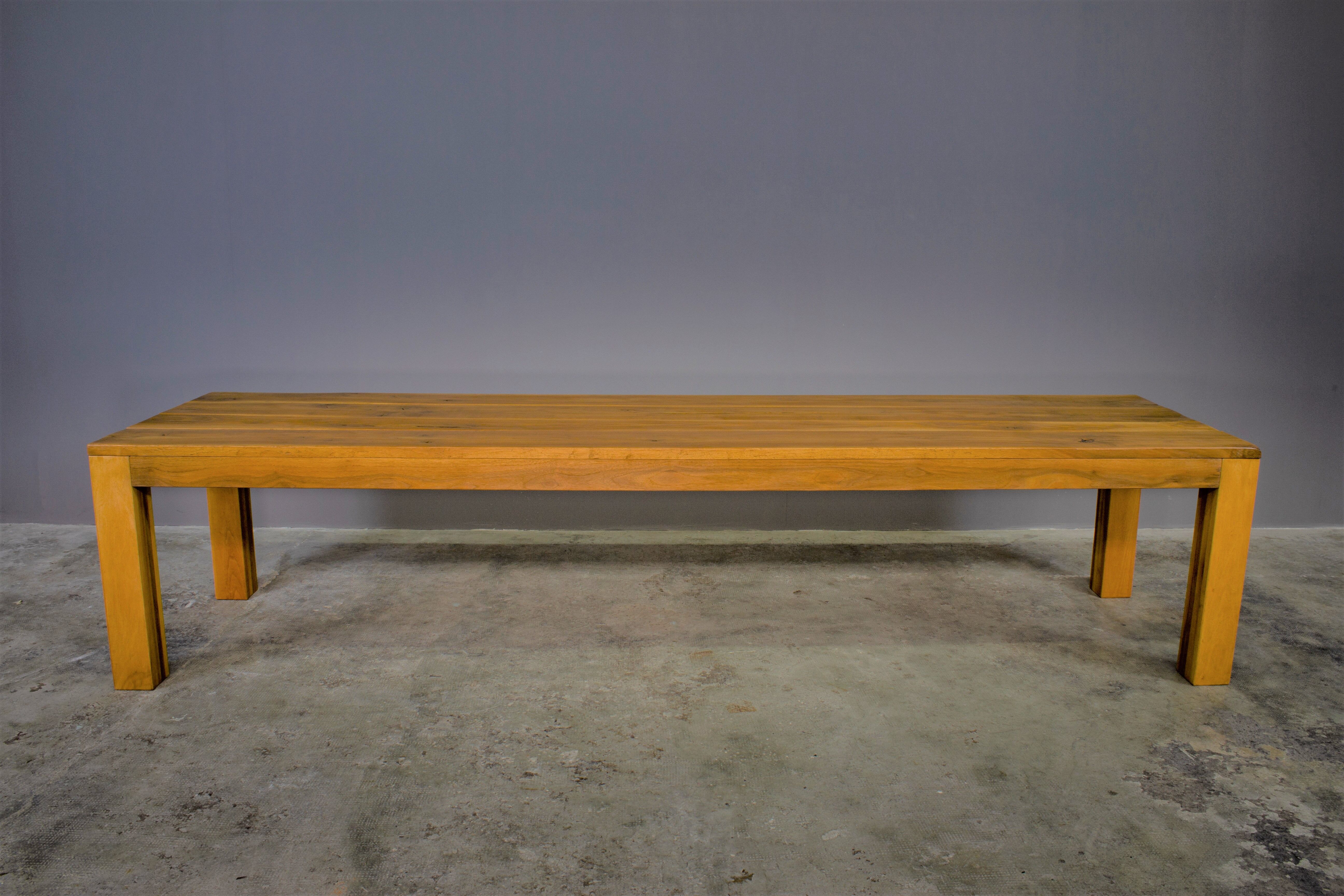 Tavolo artigianale in noce