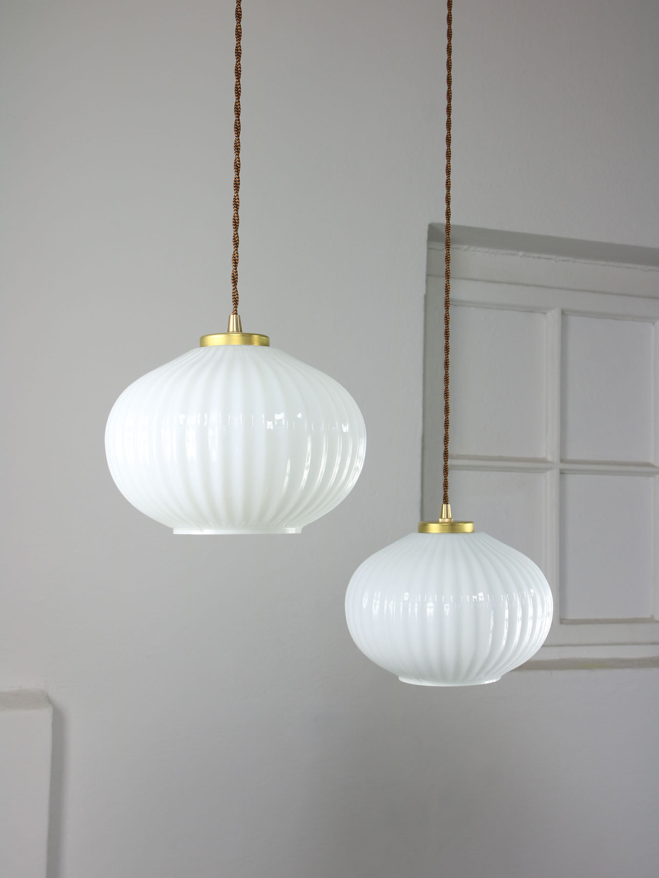 Suspension vintage en verre opalin & laiton
