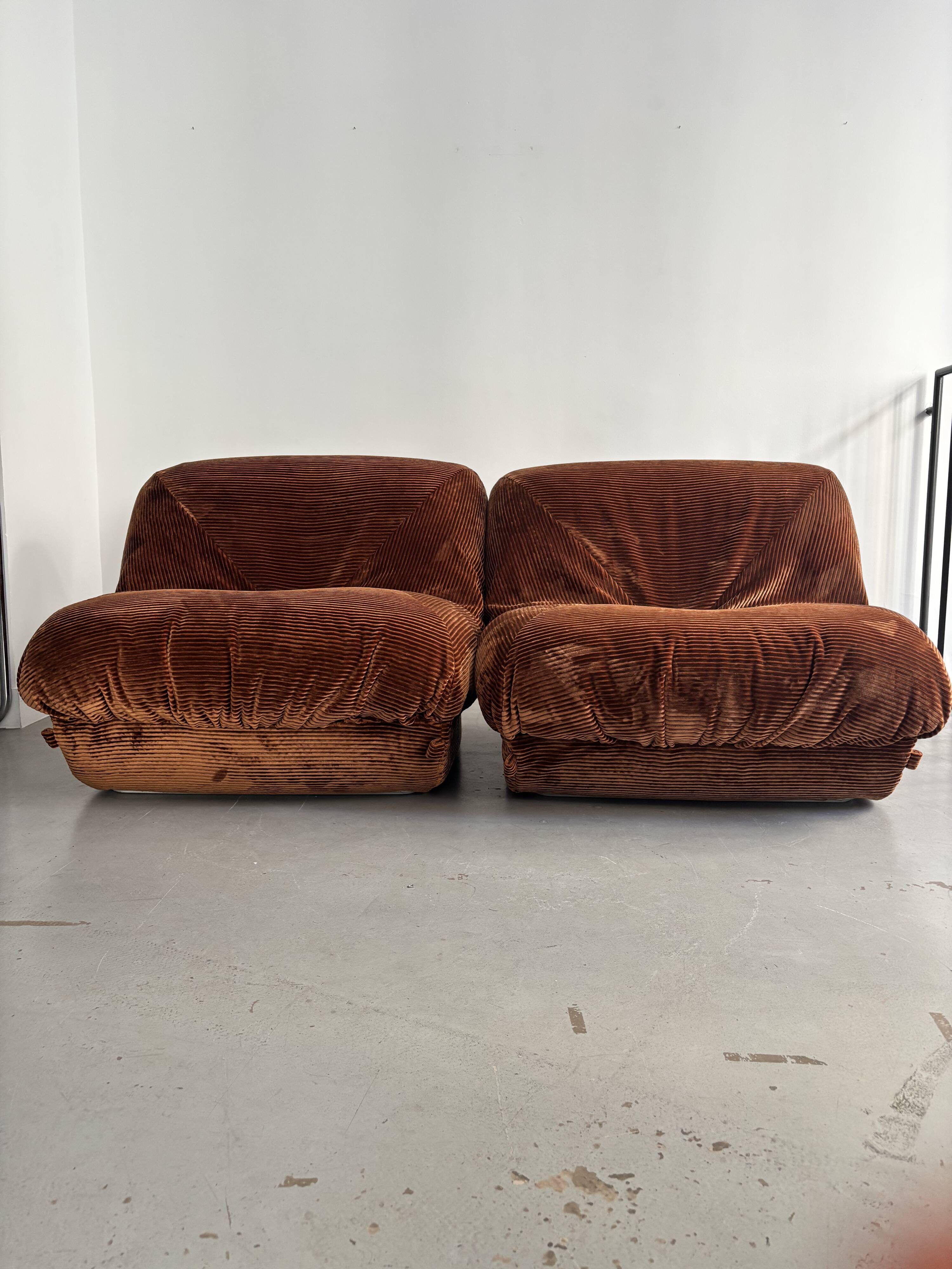 Paire de chauffeuses "patate" pour Airborne, années 70