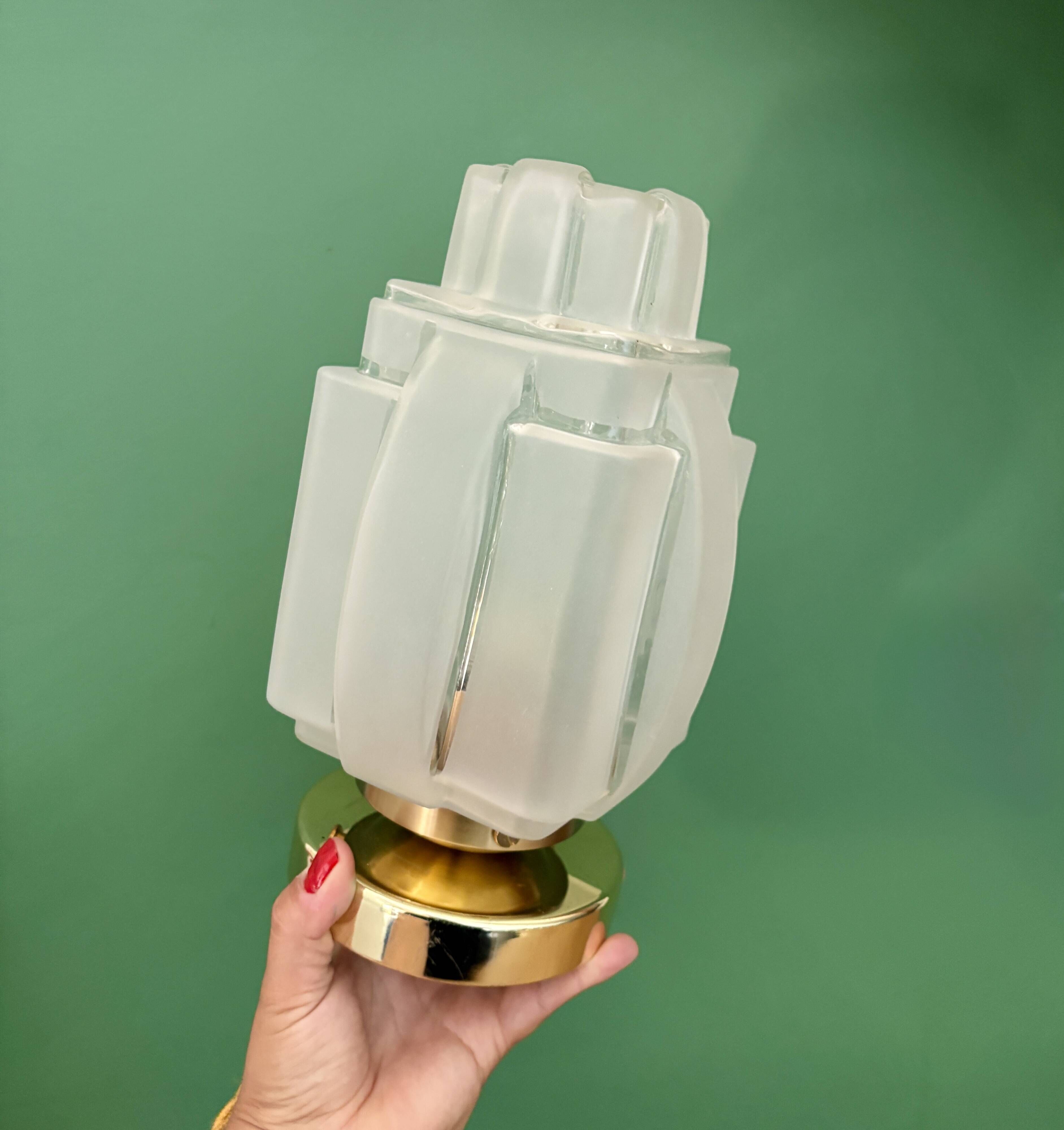Lampe à poser globe building vintage art déco en verre dépoli