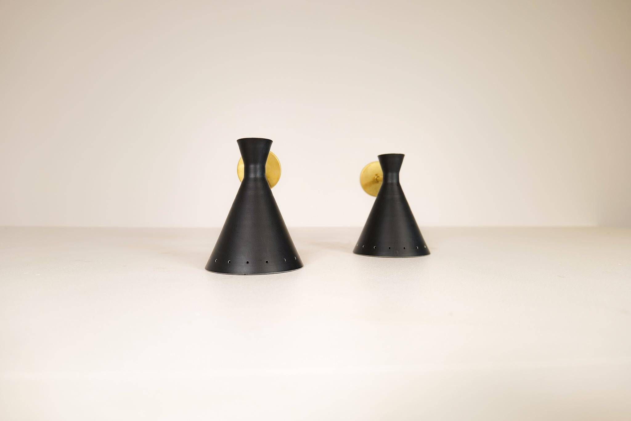 Pair of modern Italian wall sconces in Stilnovo style, wall lamp.