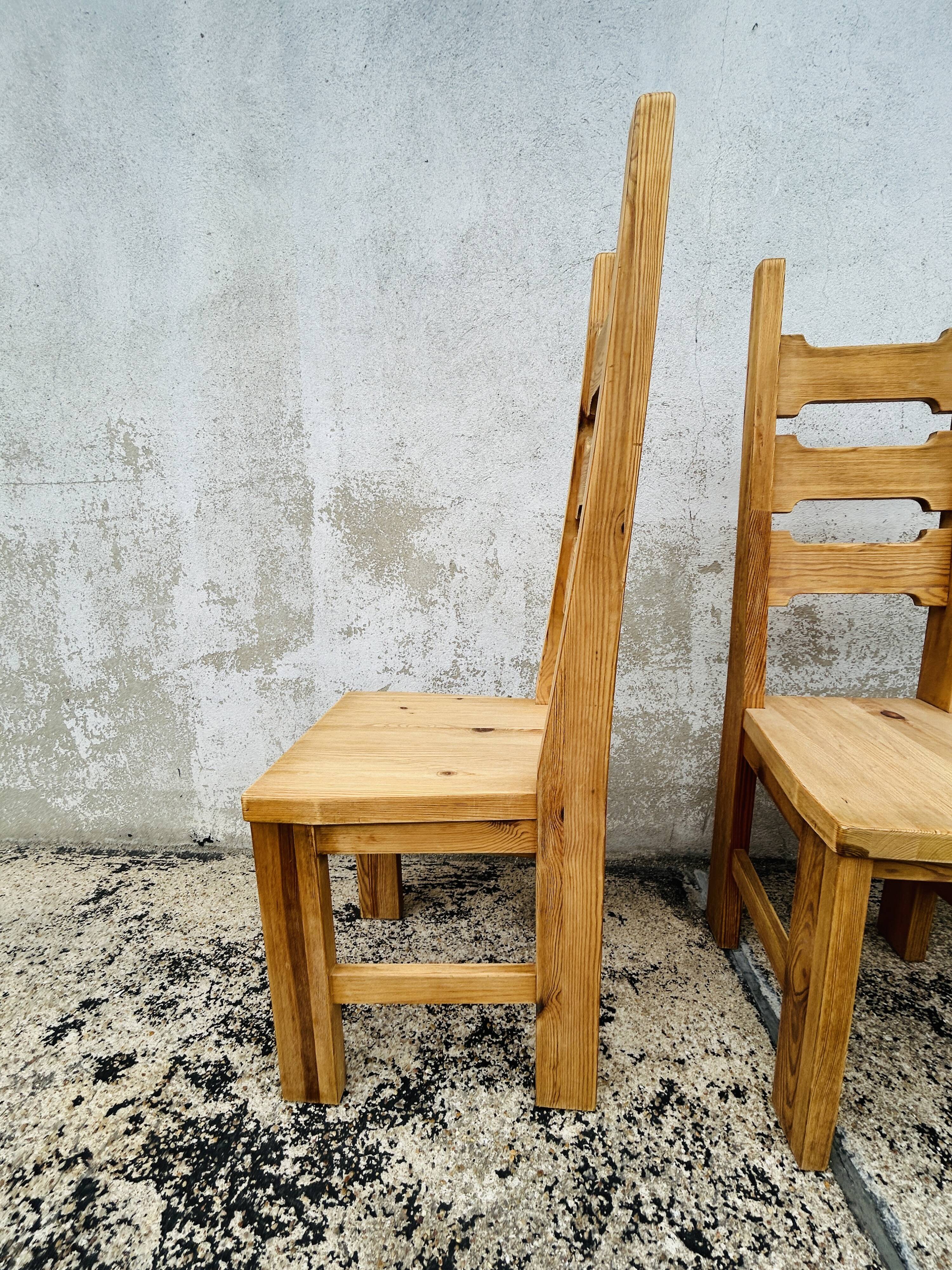 6 chaises brutalistes en pin massif