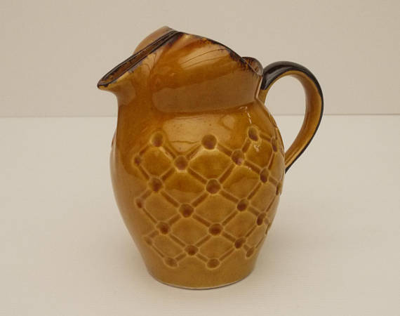 Pichet à eau ou jus de fruits en barbotine