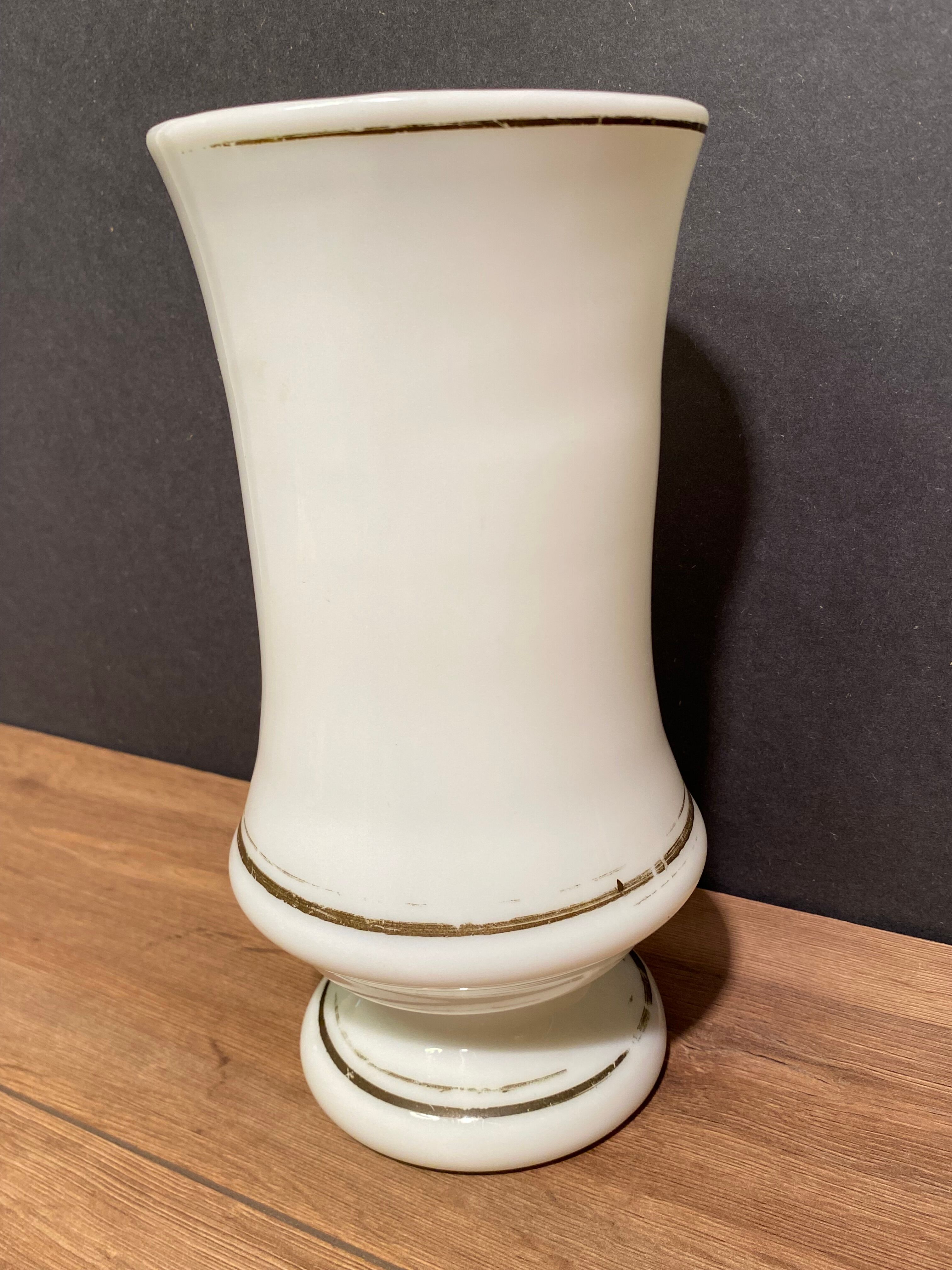 Vase on pedestal in white opaline nineteenth
