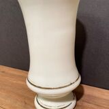 Vase sur piédouche en opaline blanche XIXe