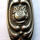 Face à main art nouveau miroir dans armature argent repoussé décor de roses 14x27cm