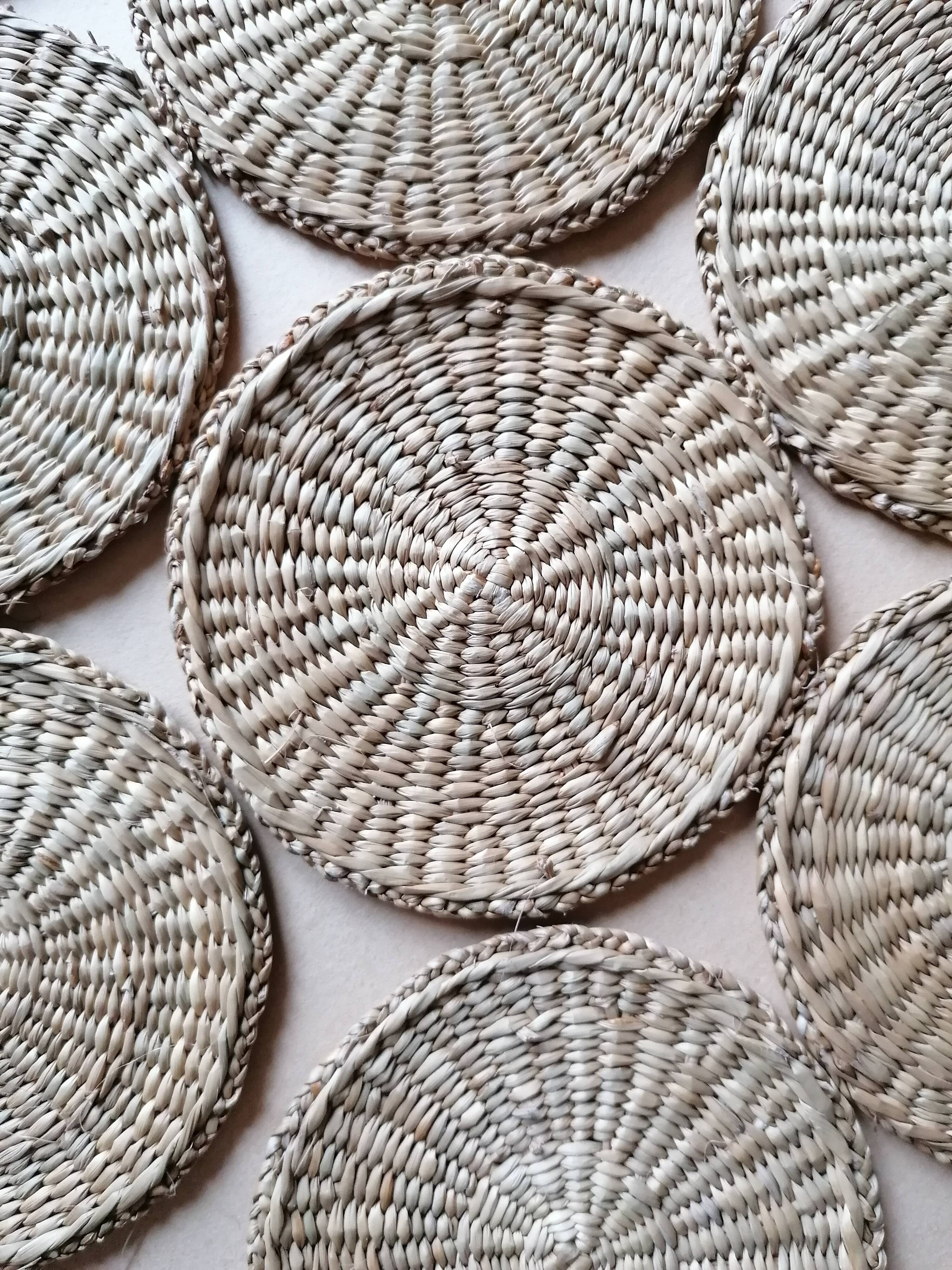 Set of 10 rattan coasters and its box