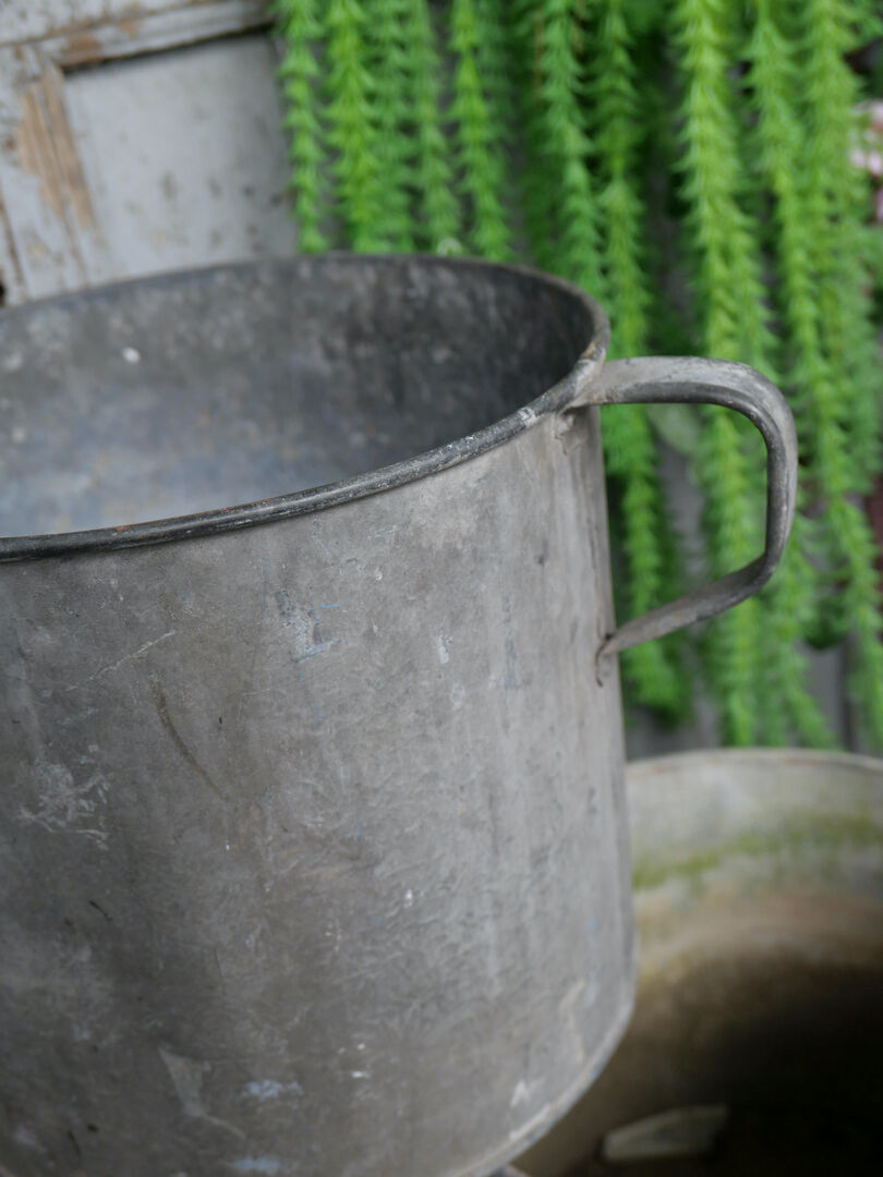 Zinc pot cache